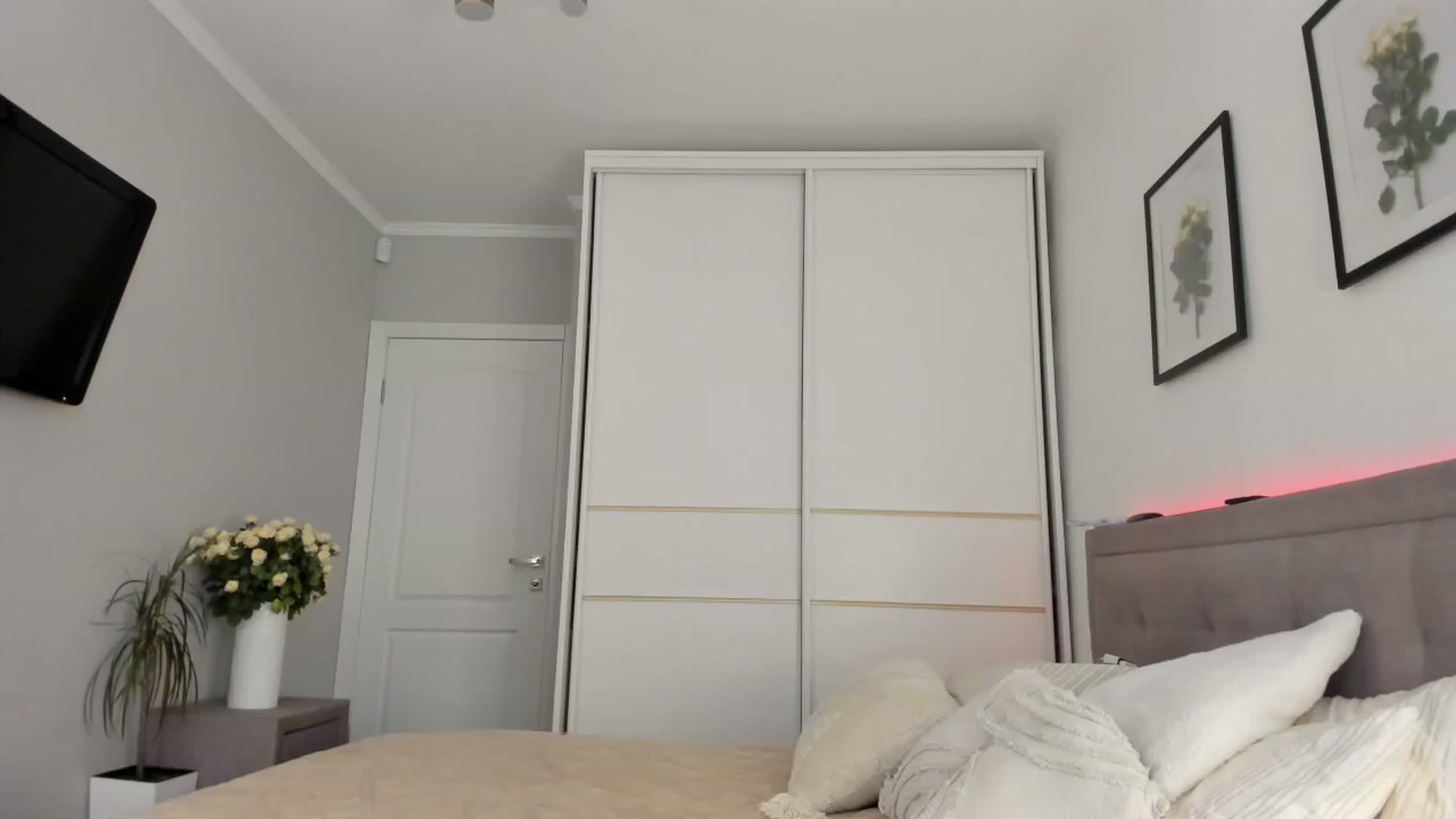 Gallery image thumbnail from MissNelly_'s myfreecams stream on, 05/15/2025, 14:41 image 13 of 20