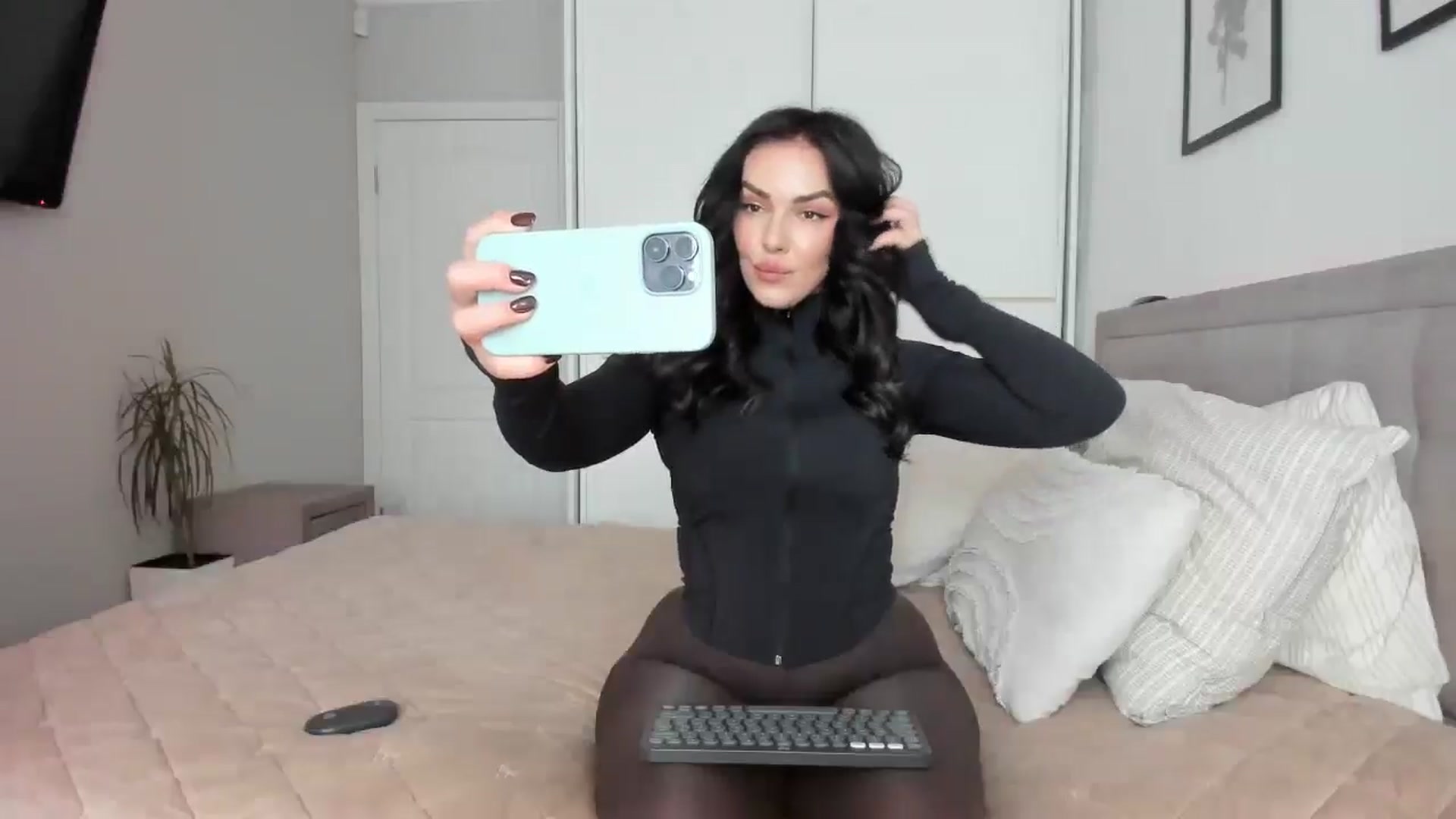 Gallery image thumbnail from MissNelly_'s myfreecams stream on, 05/25/2025, 12:21 image 15 of 20