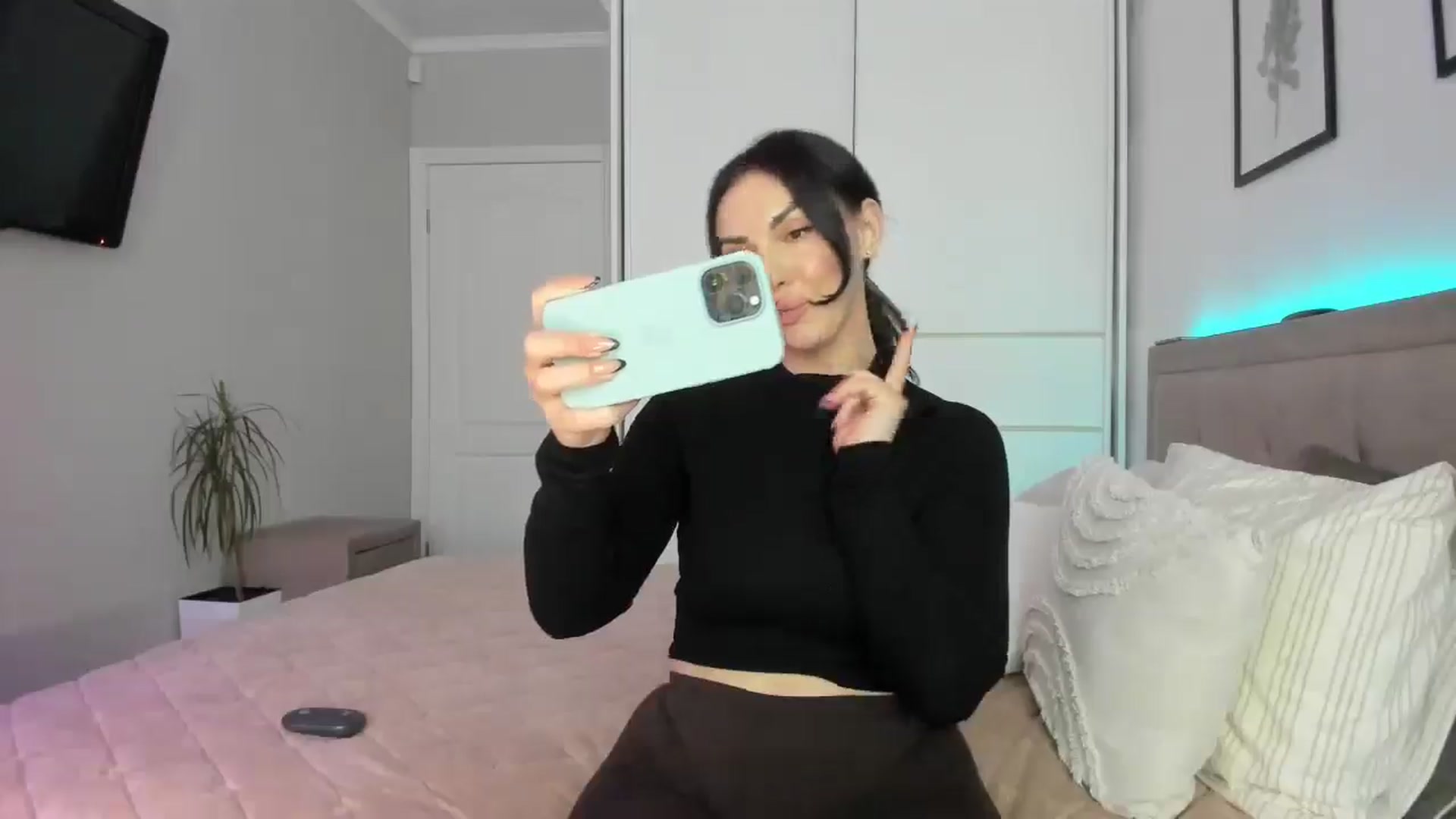Gallery image thumbnail from MissNelly_'s myfreecams stream on, 05/29/2025, 15:21 image 13 of 20