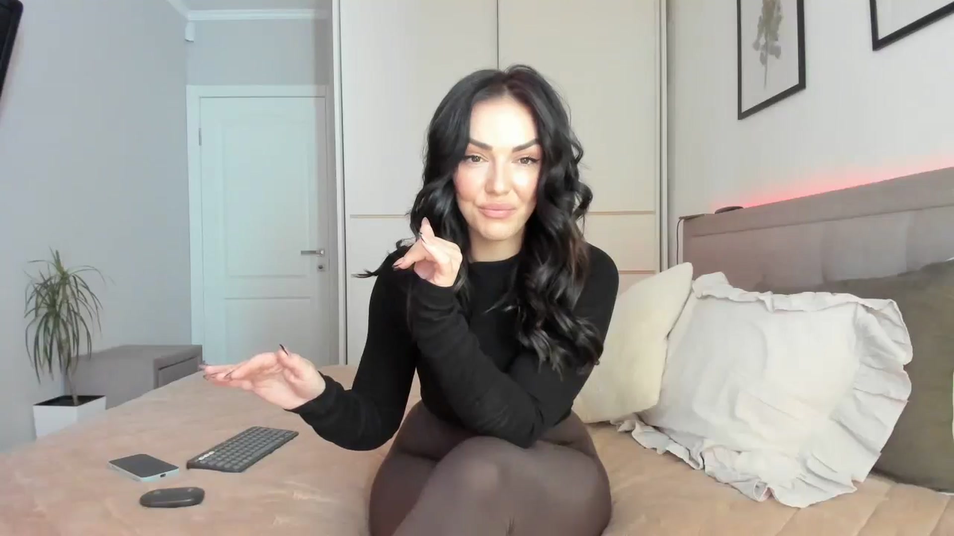 Gallery image thumbnail from MissNelly_'s myfreecams stream on, 05/31/2025, 13:28 image 8 of 20