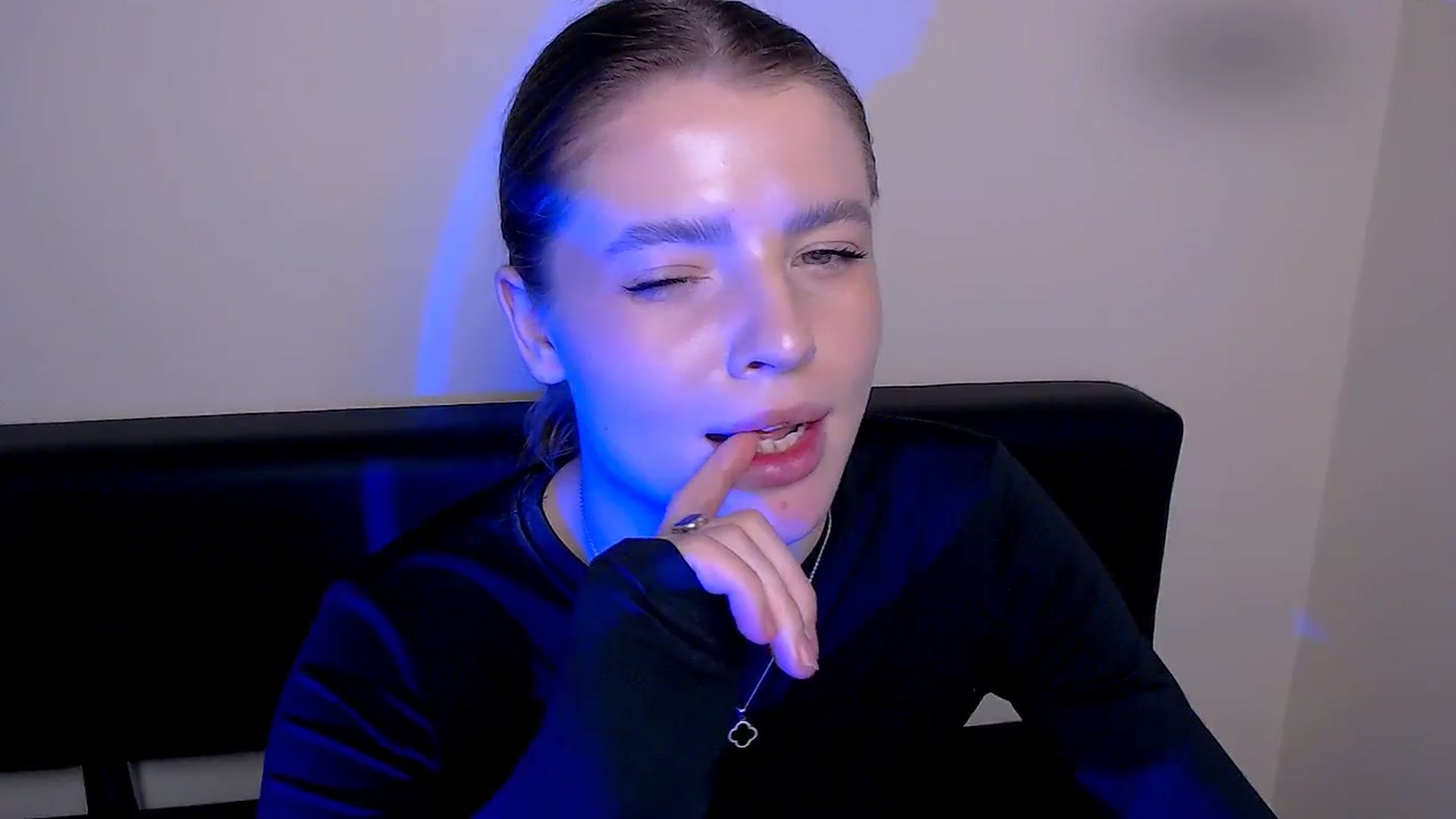 Gallery image thumbnail from MissOli_'s myfreecams stream on, 12/20/2025, 11:36 image 11 of 20