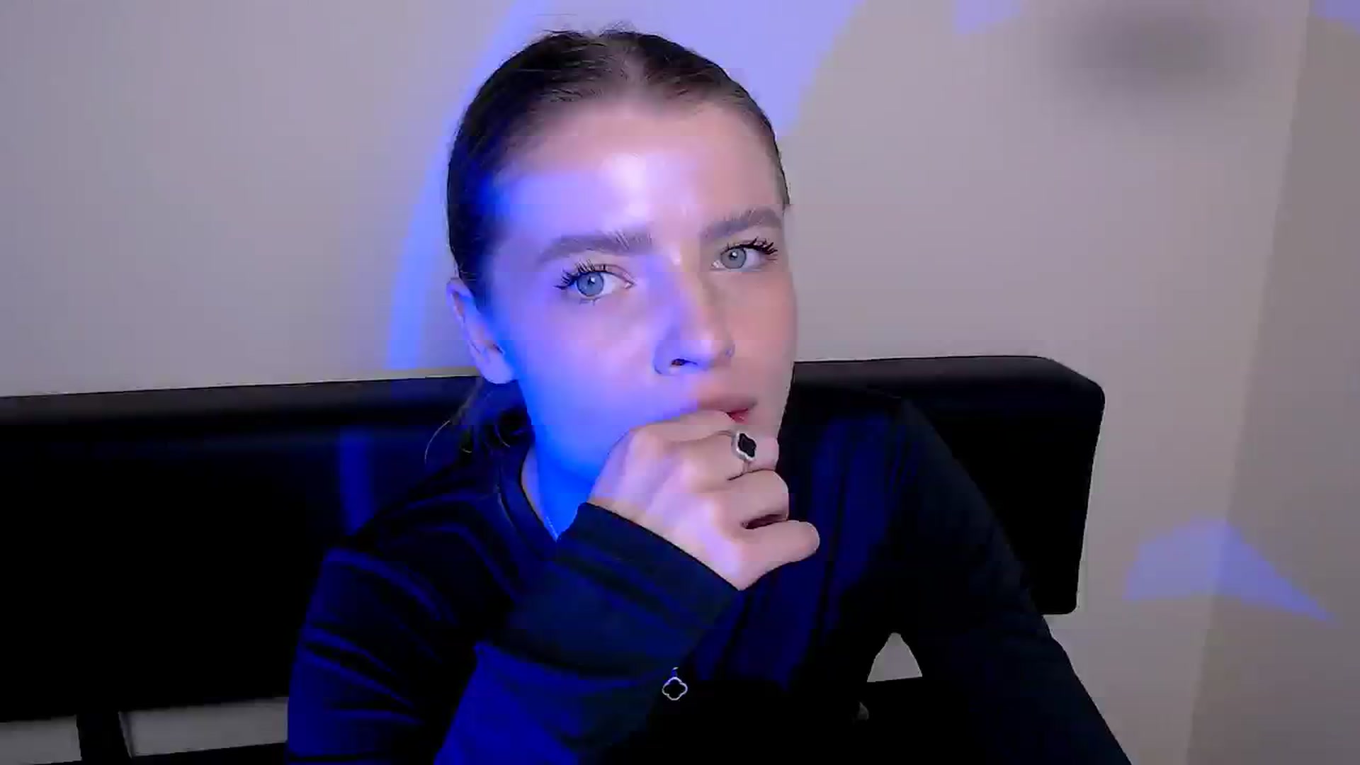 Gallery image thumbnail from MissOli_'s myfreecams stream on, 12/20/2025, 11:36 image 14 of 20