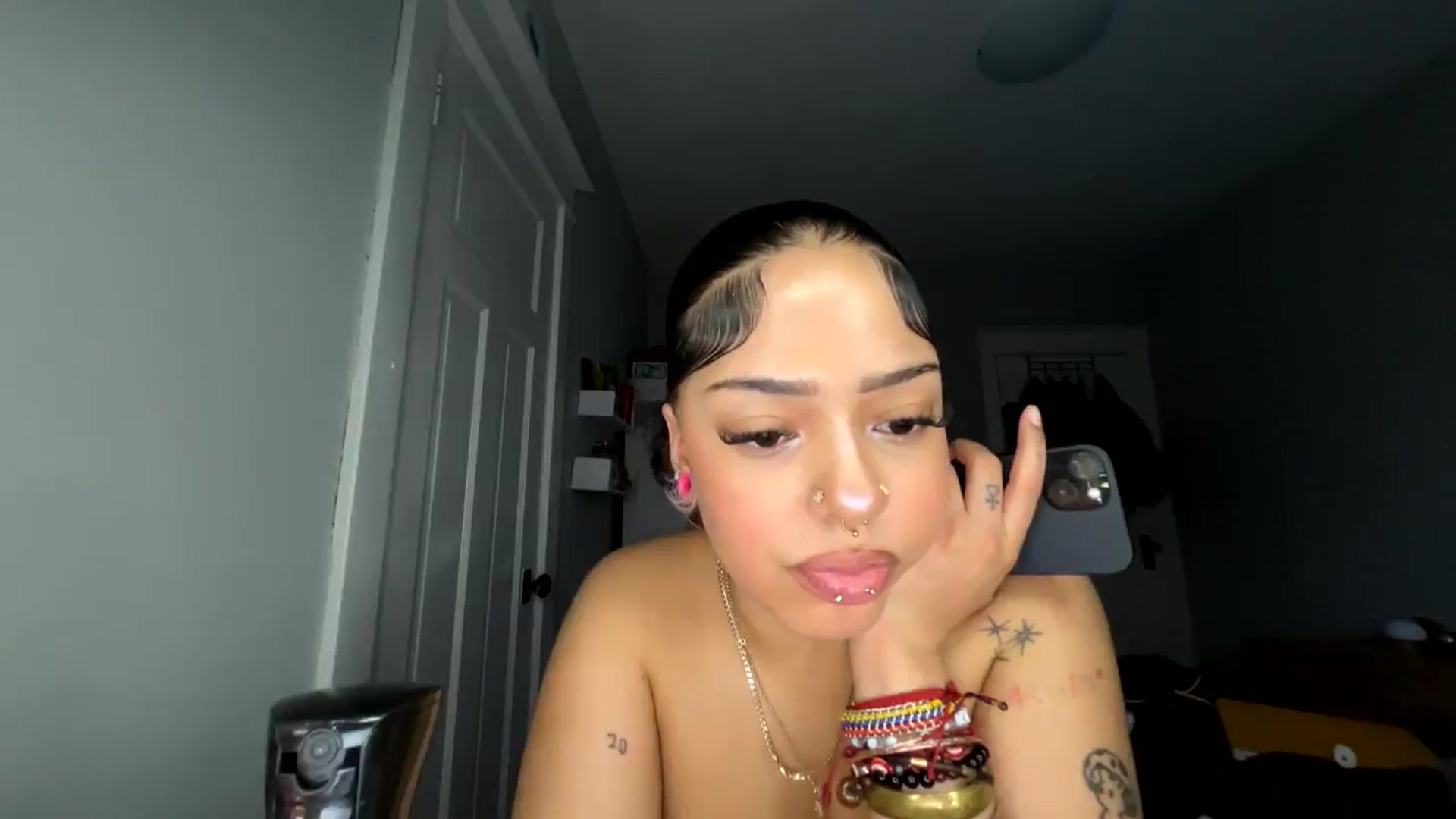 Gallery image thumbnail from MissRaquellk's myfreecams stream on, 01/21/2025, 22:41 image 10 of 20