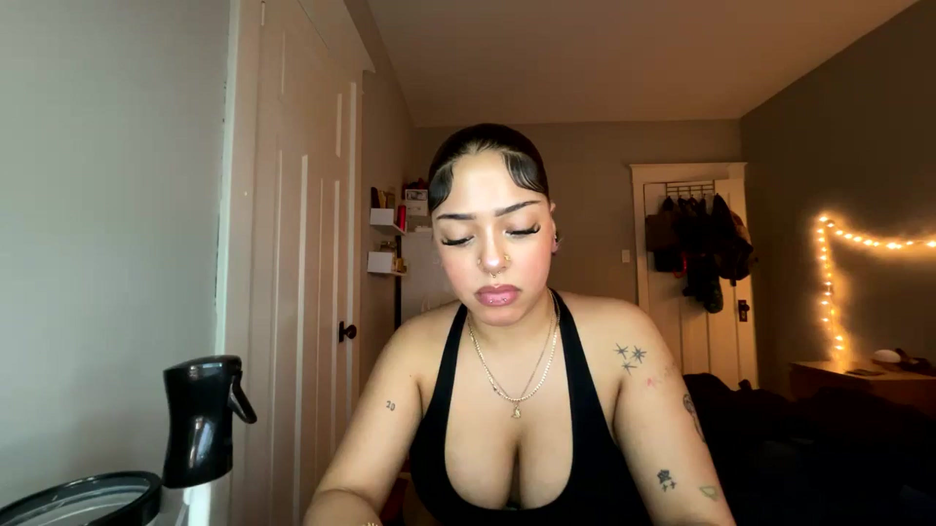 Gallery image thumbnail from MissRaquellk's myfreecams stream on, 01/21/2025, 23:13 image 3 of 20