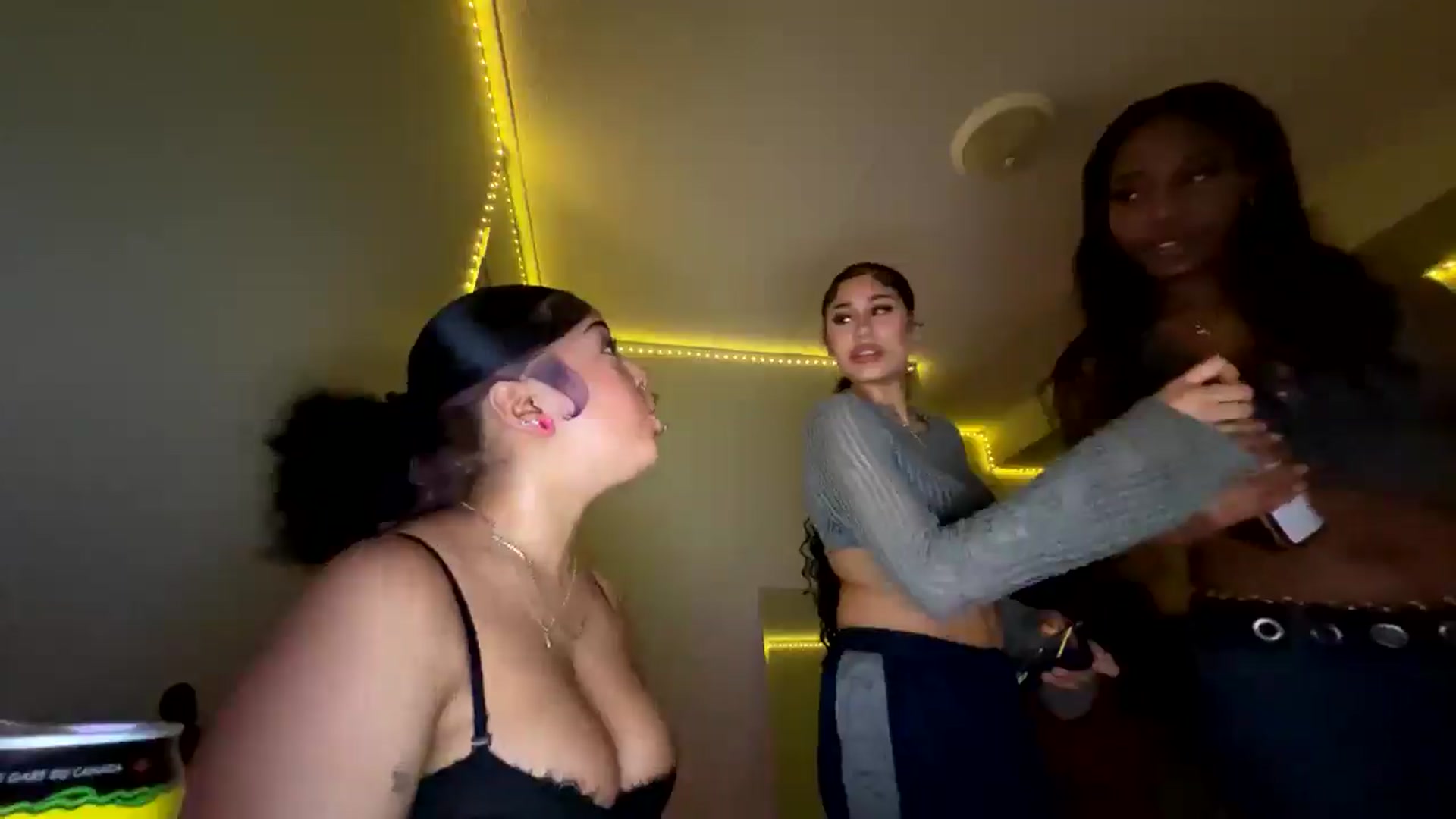 Gallery image thumbnail from MissRaquellk's myfreecams stream on, 01/26/2025, 03:35 image 18 of 20