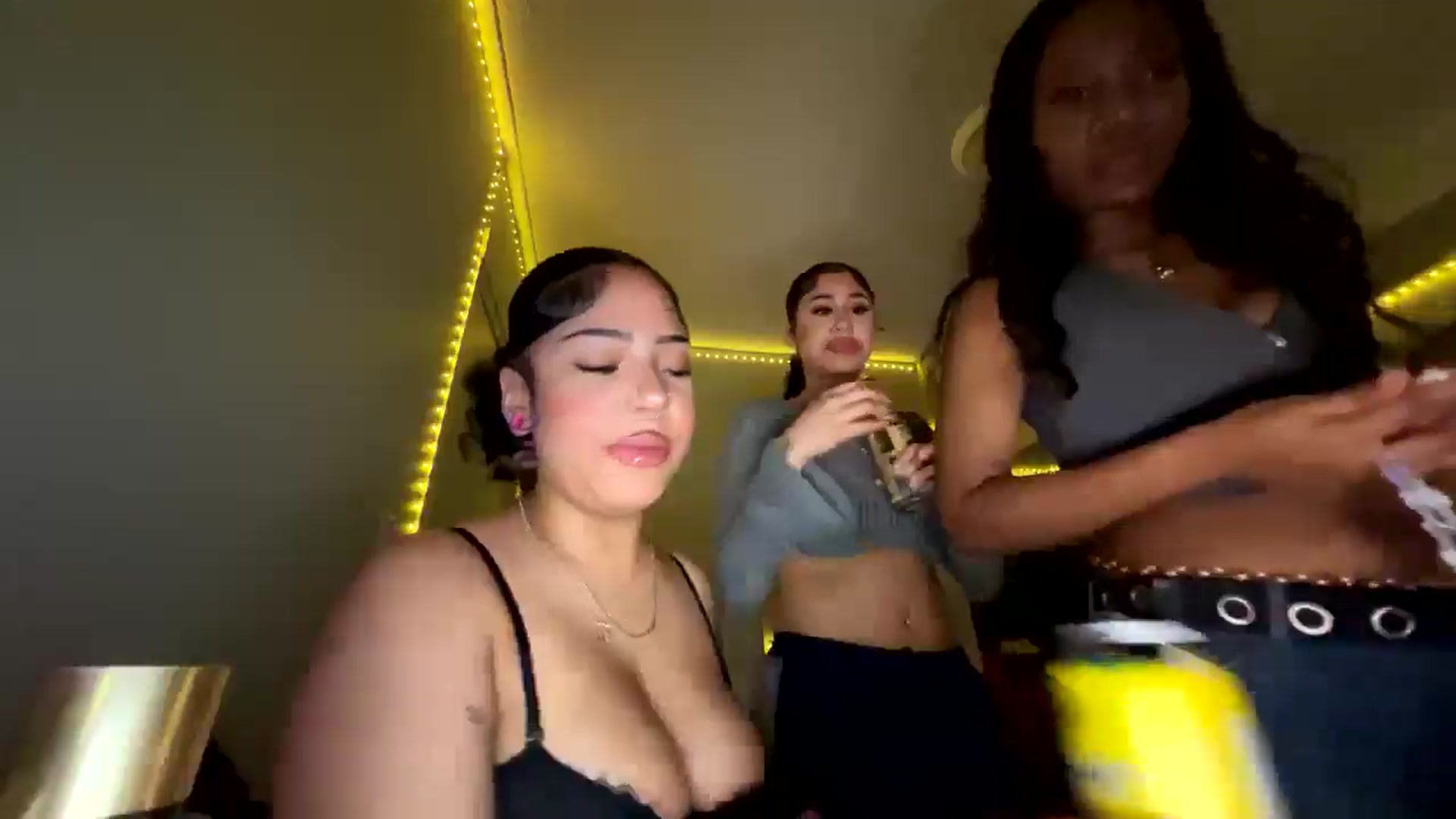 Gallery image thumbnail from MissRaquellk's myfreecams stream on, 01/26/2025, 03:35 image 19 of 20