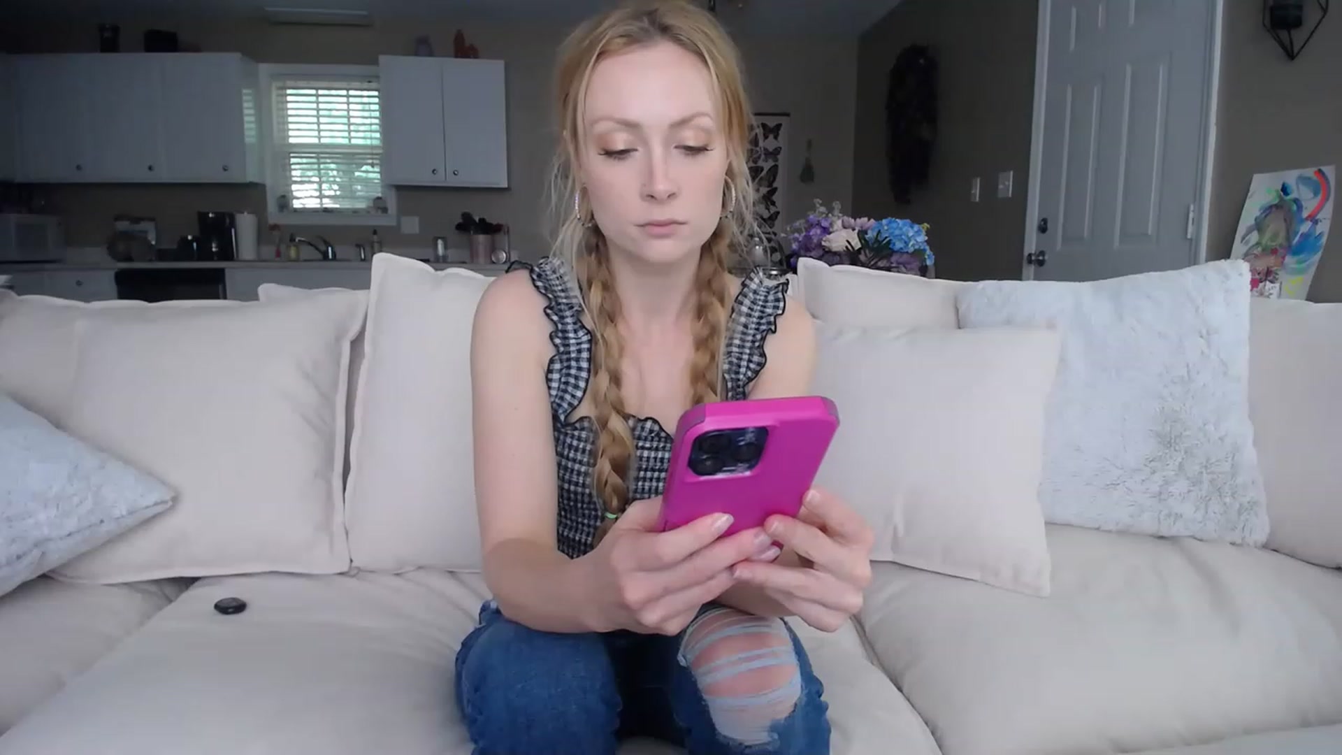 Gallery image thumbnail from MissSadieB's myfreecams stream on, 05/15/2023, 18:20 image 10 of 20