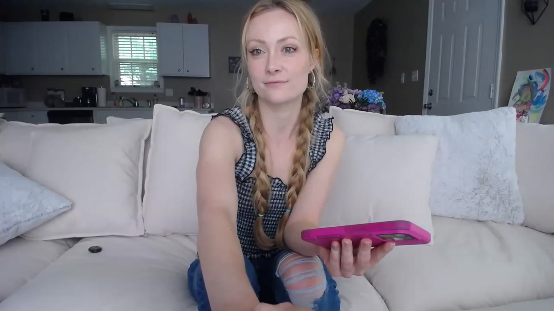 Gallery image thumbnail from MissSadieB's myfreecams stream on, 05/15/2023, 18:20 image 9 of 20