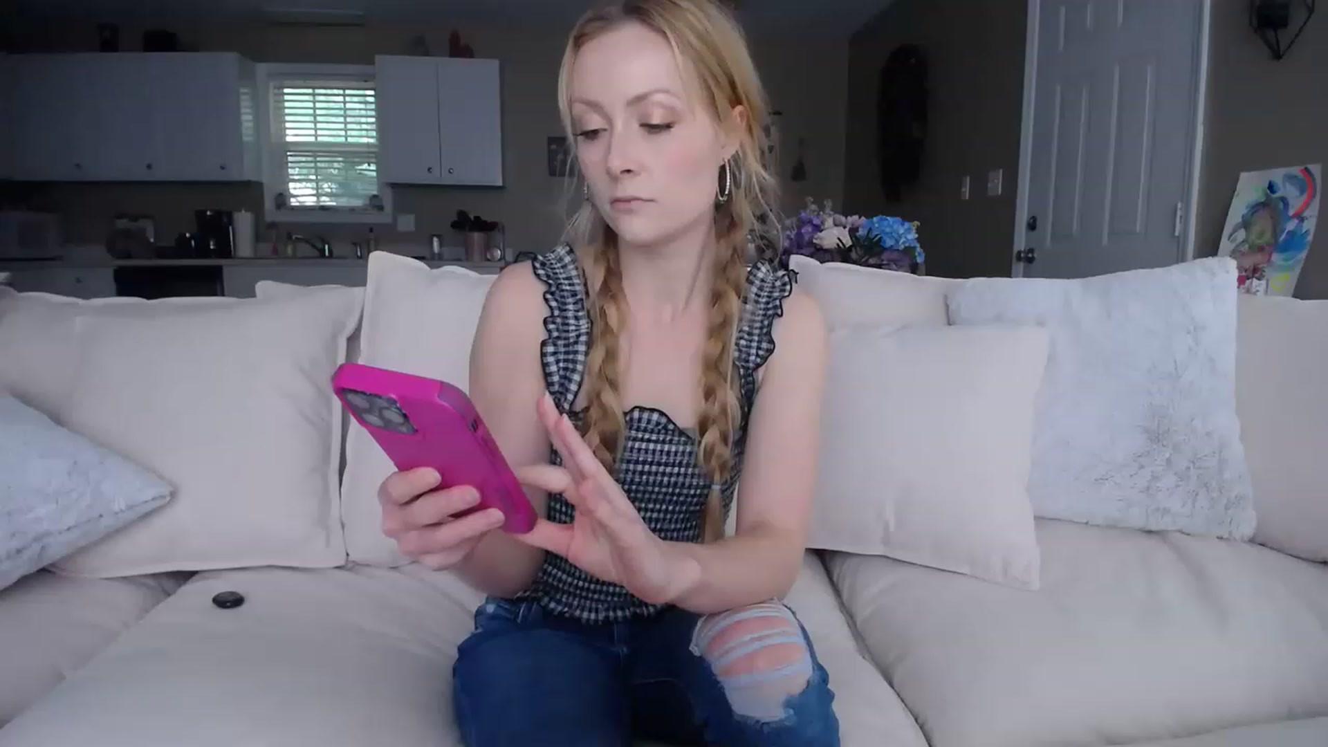 Gallery image thumbnail from MissSadieB's myfreecams stream on, 05/15/2023, 18:20 image 6 of 20