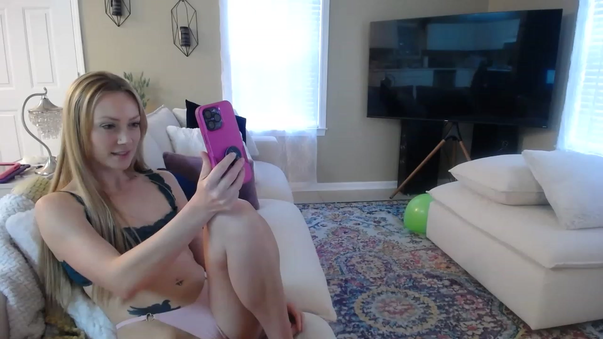 Gallery image thumbnail from MissSadieB's myfreecams stream on, 08/03/2023, 21:56 image 10 of 20