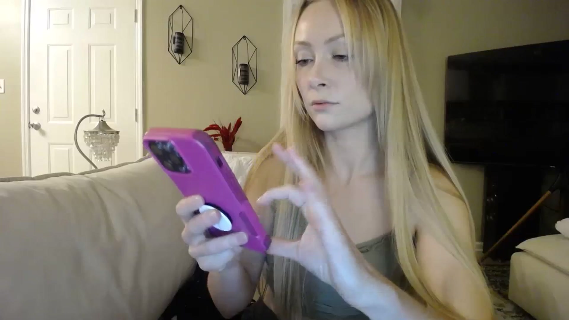 Gallery image thumbnail from MissSadieB's myfreecams stream on, 09/17/2023, 24:57 image 10 of 20