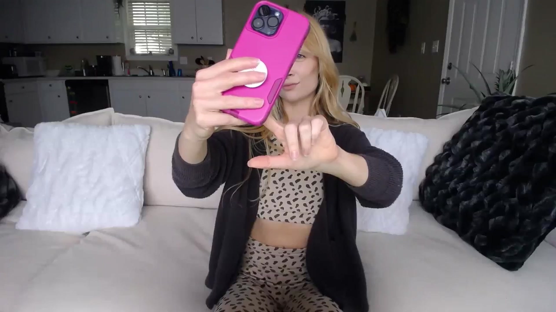 Gallery image thumbnail from MissSadieB's myfreecams stream on, 10/17/2023, 20:01 image 10 of 20