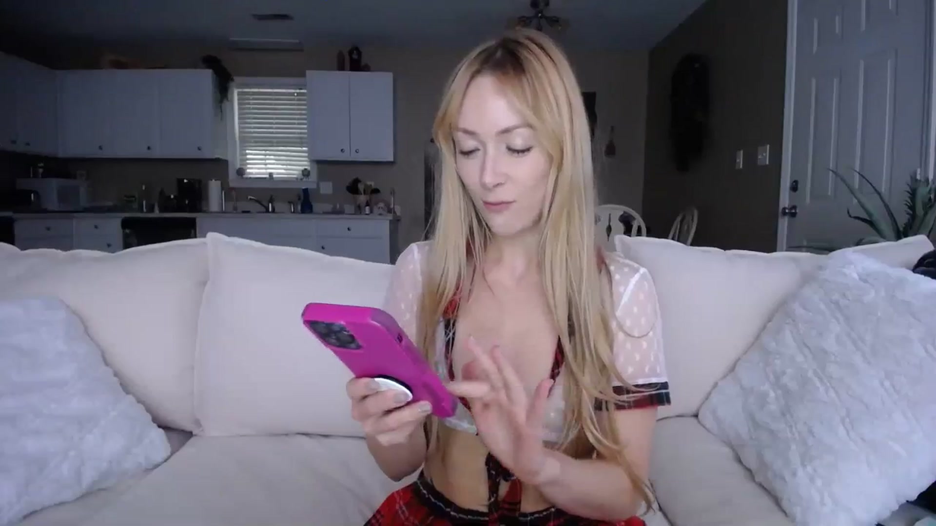 Gallery image thumbnail from MissSadieB's myfreecams stream on, 10/18/2023, 20:56 image 4 of 20