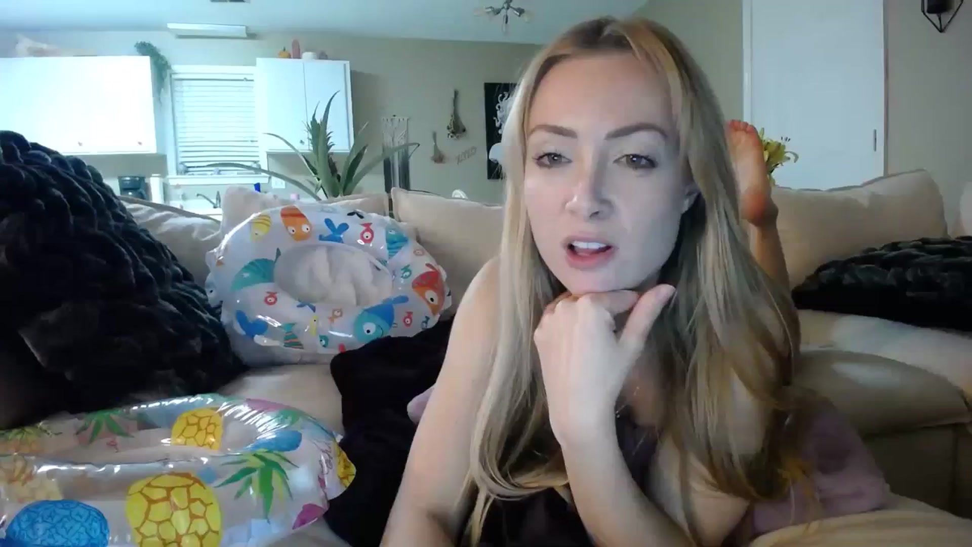 Gallery image thumbnail from MissSadieB's myfreecams stream on, 11/08/2023, 01:18 image 10 of 20