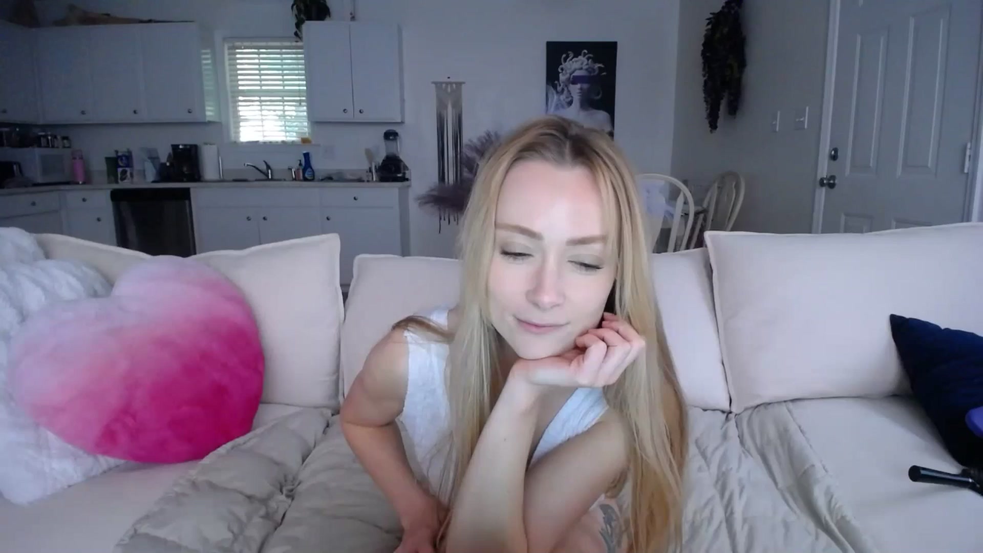 Gallery image thumbnail from MissSadieB's myfreecams stream on, 04/22/2024, 18:31 image 5 of 20