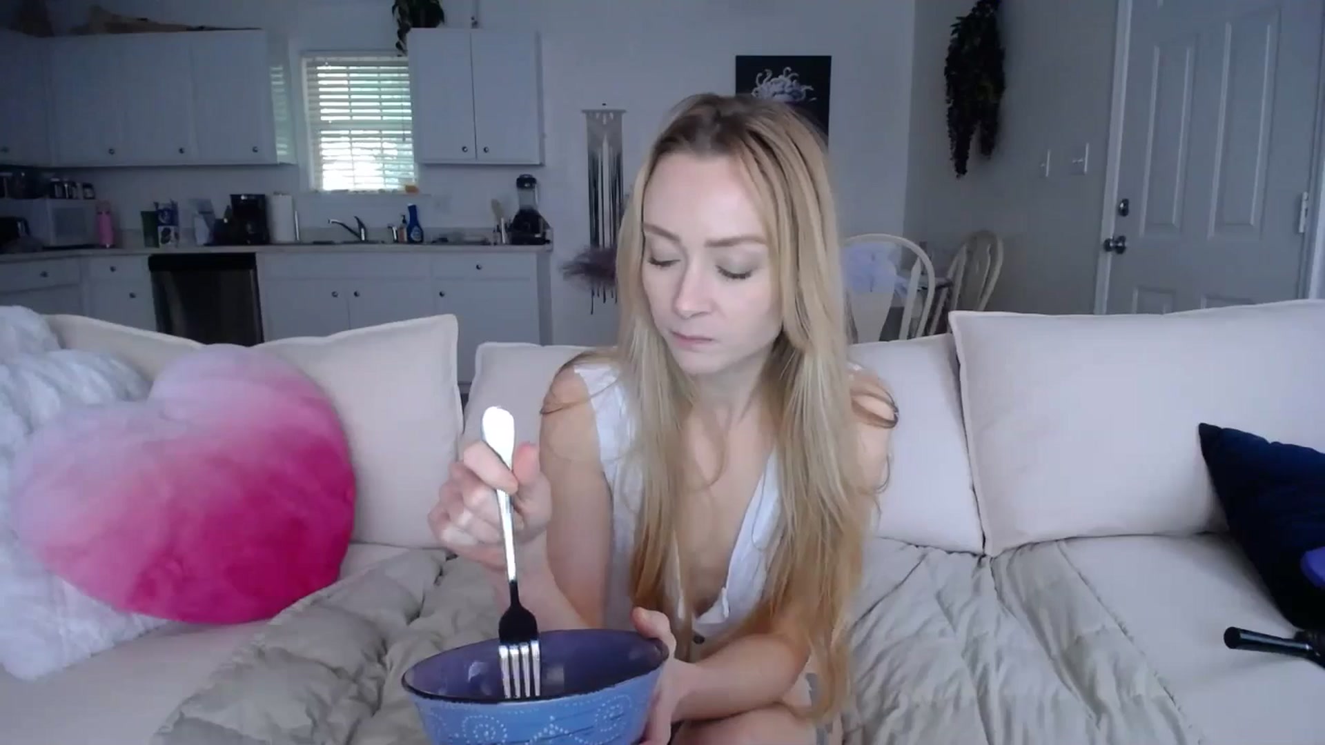 Gallery image thumbnail from MissSadieB's myfreecams stream on, 04/22/2024, 18:31 image 2 of 20