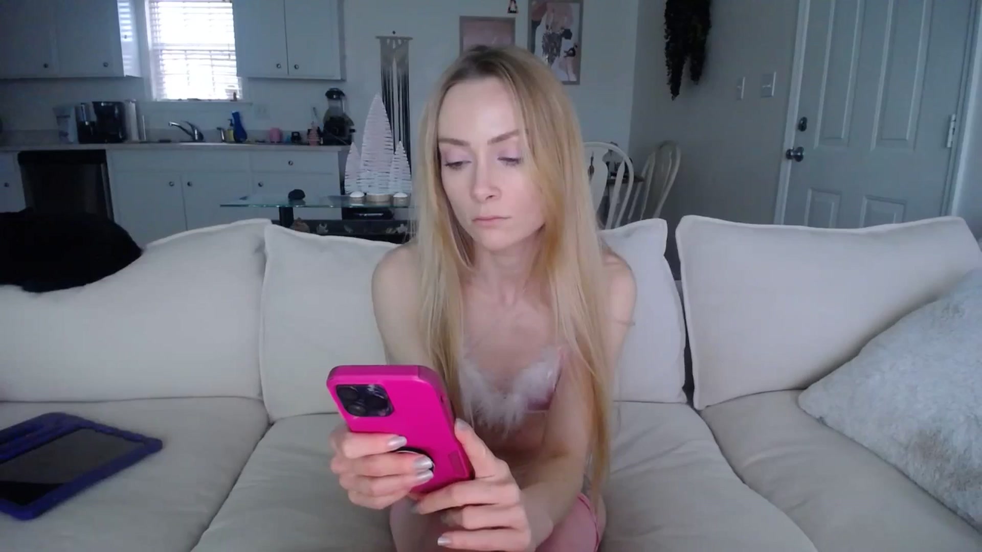 Gallery image thumbnail from MissSadieB's myfreecams stream on, 12/20/2024, 21:21 image 6 of 20