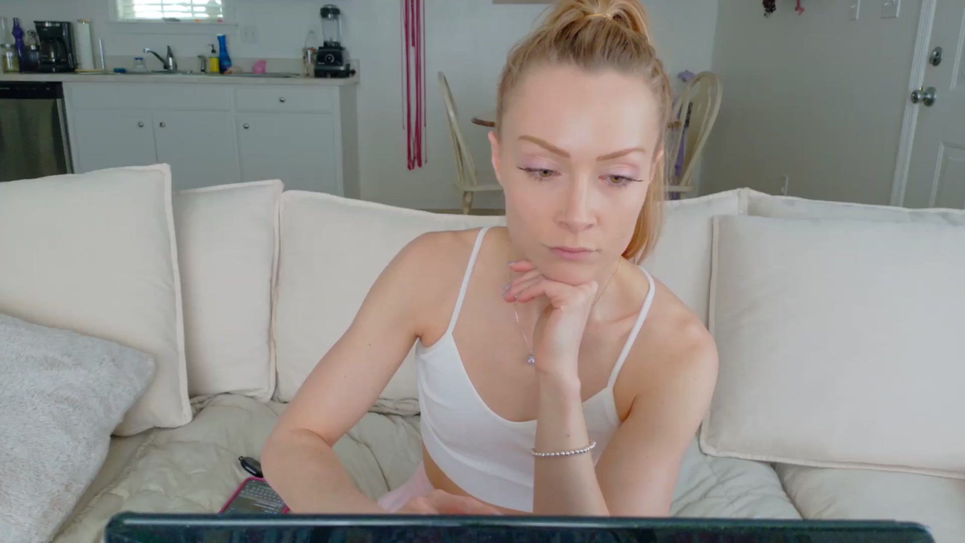 Gallery image thumbnail from MissSadieB's myfreecams stream on, 05/08/2025, 20:37 image 9 of 20
