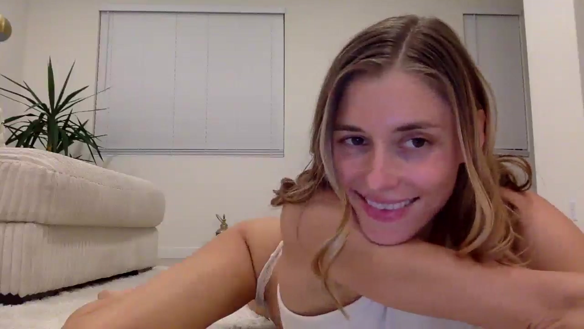 Gallery image thumbnail from MissSunshine's myfreecams stream on, 03/10/2025, 03:06 image 15 of 20