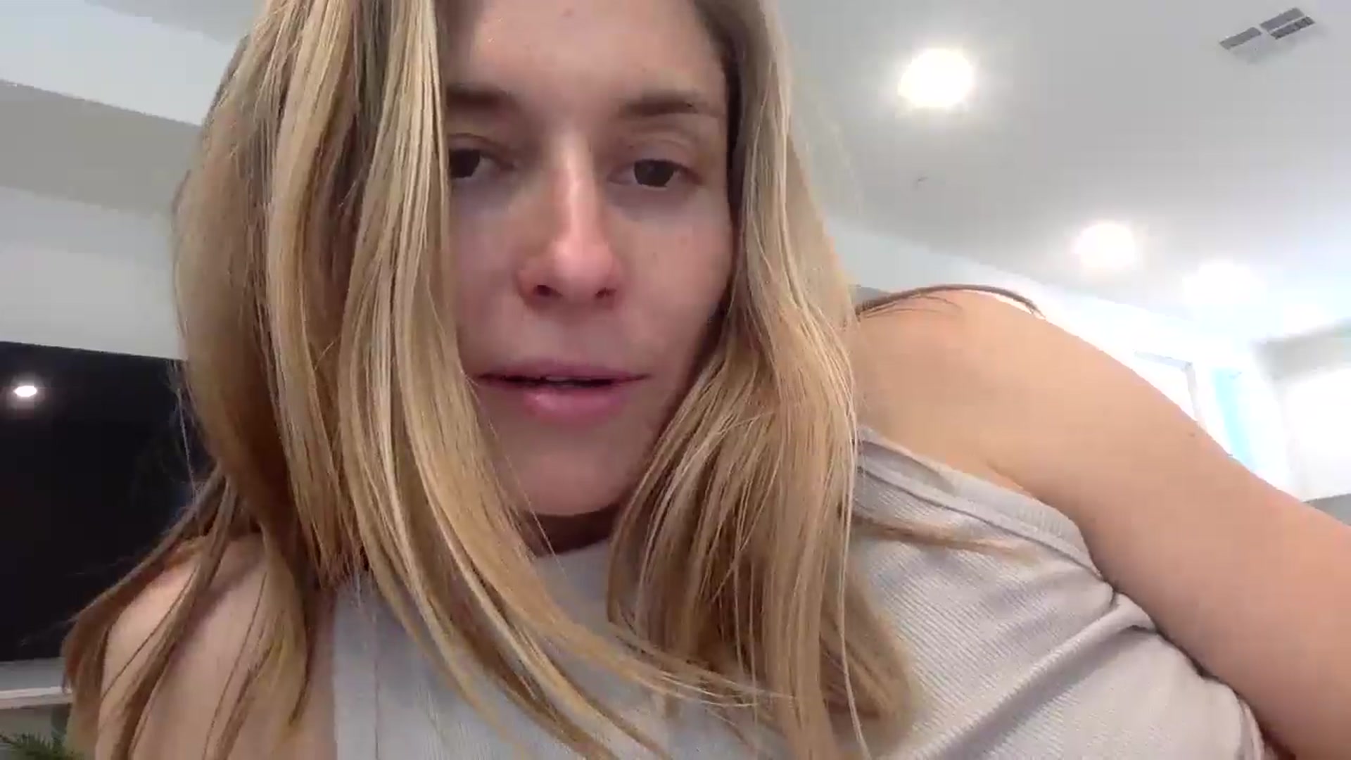 Gallery image thumbnail from MissSunshine's myfreecams stream on, 03/16/2025, 22:32 image 18 of 20
