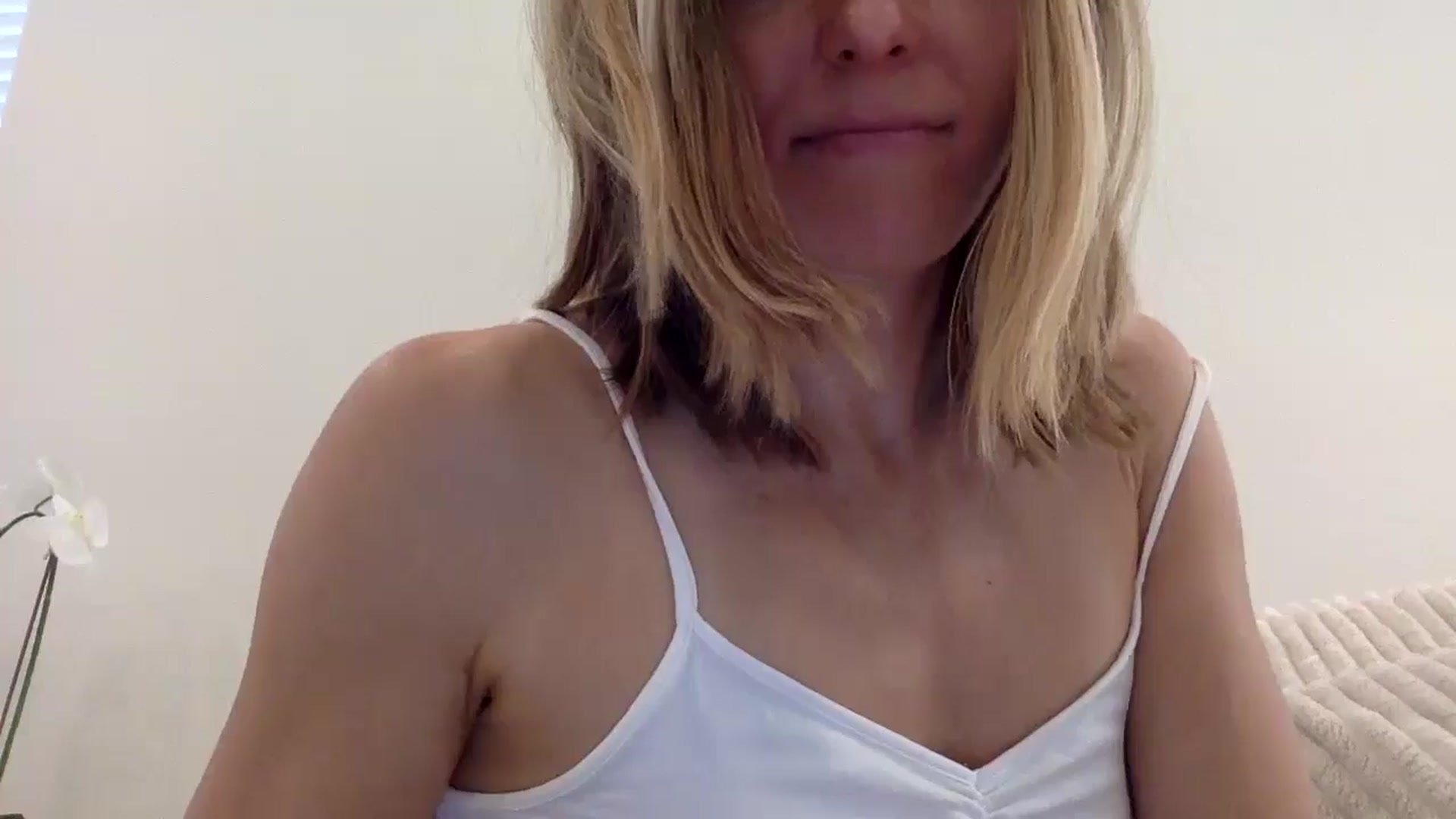 Gallery image thumbnail from MissSunshine's myfreecams stream on, 04/06/2025, 23:49 image 5 of 20