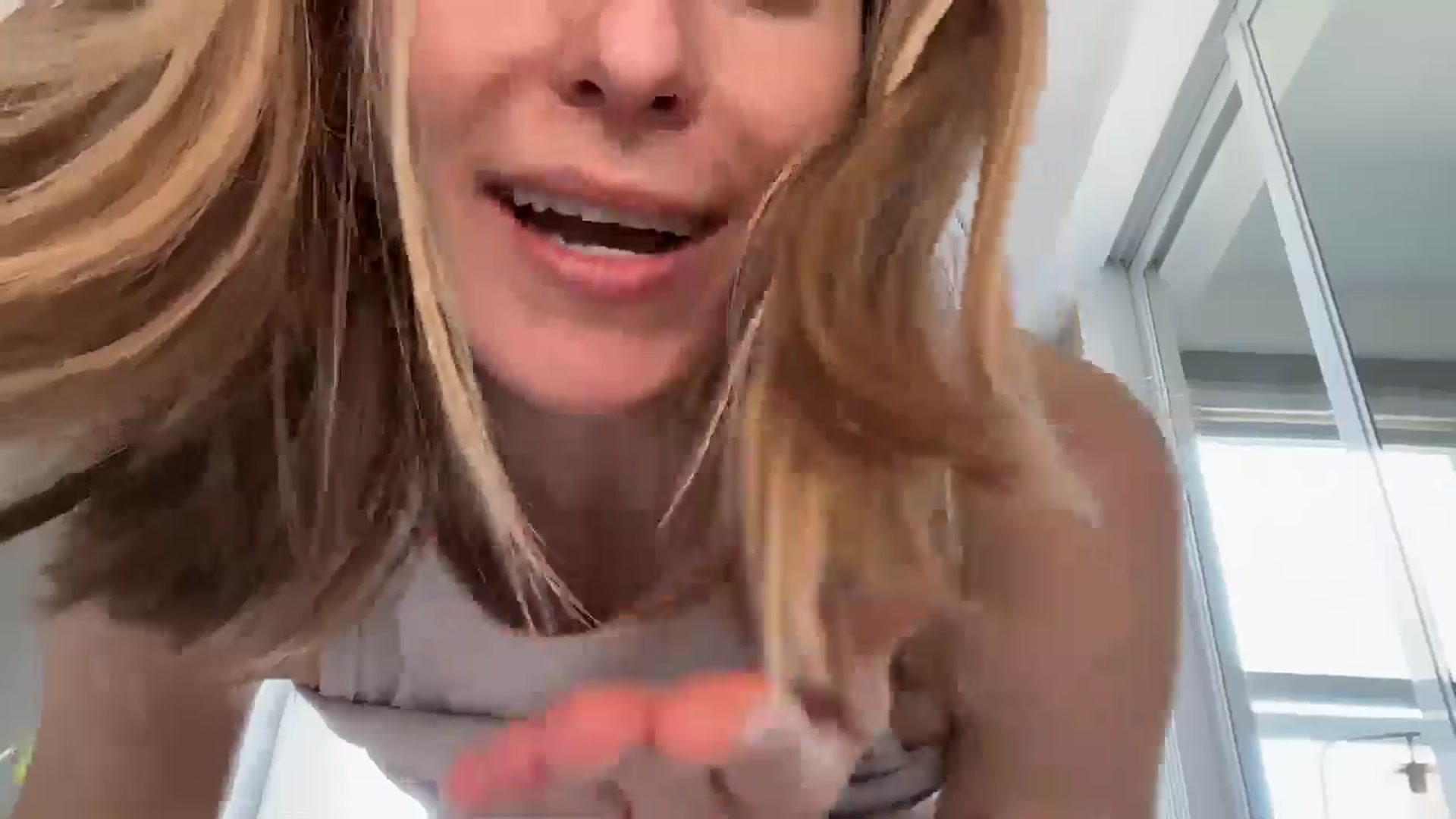 Gallery image thumbnail from MissSunshine's myfreecams stream on, 04/30/2025, 23:03 image 8 of 20