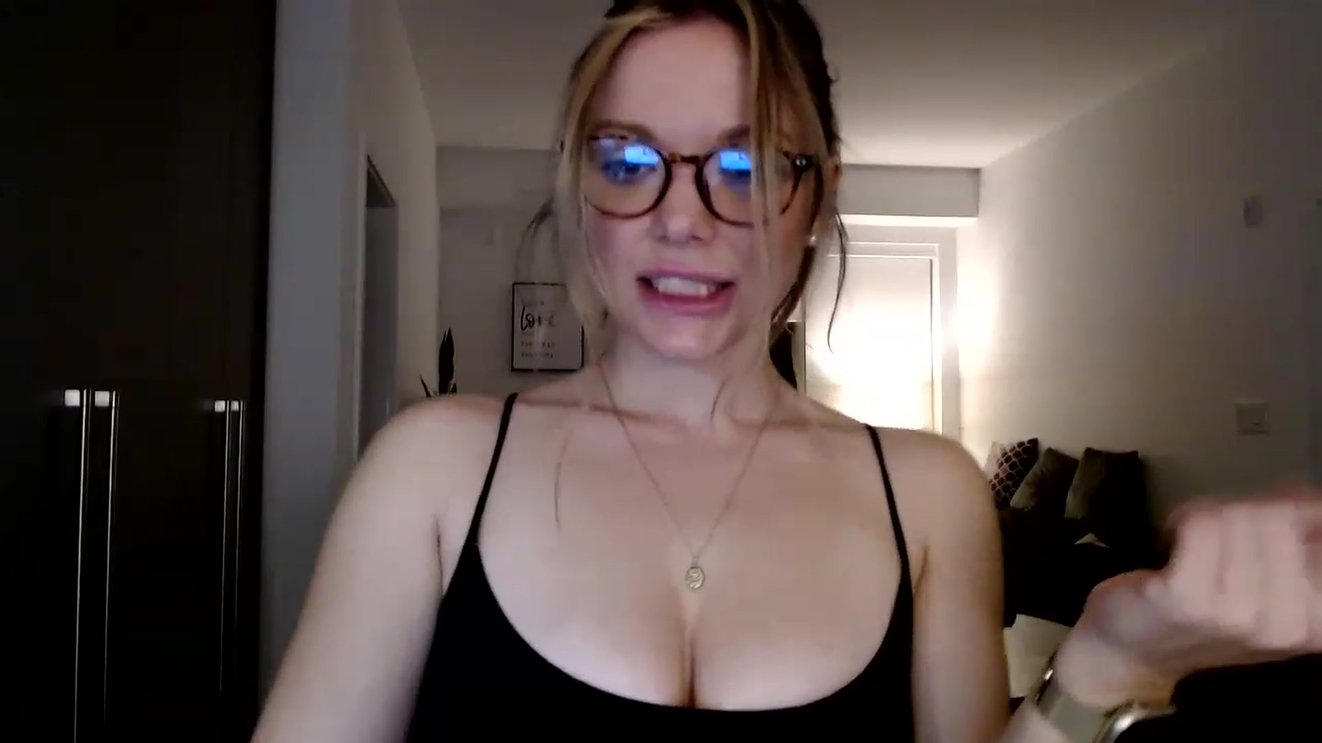 Gallery image thumbnail from MissTinsleyyx's myfreecams stream on, 04/22/2023, 08:51 image 17 of 20