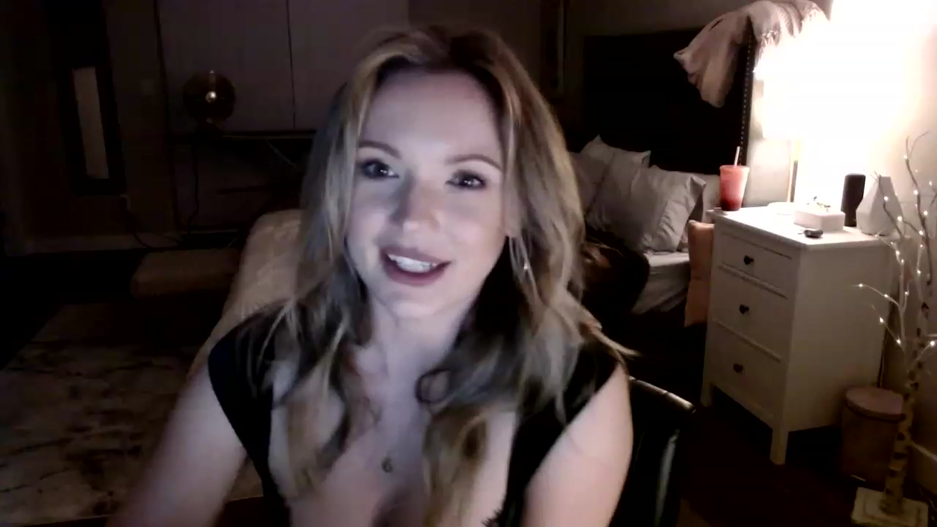 Gallery image thumbnail from MissTinsleyyx's myfreecams stream on, 05/01/2023, 05:57 image 17 of 20