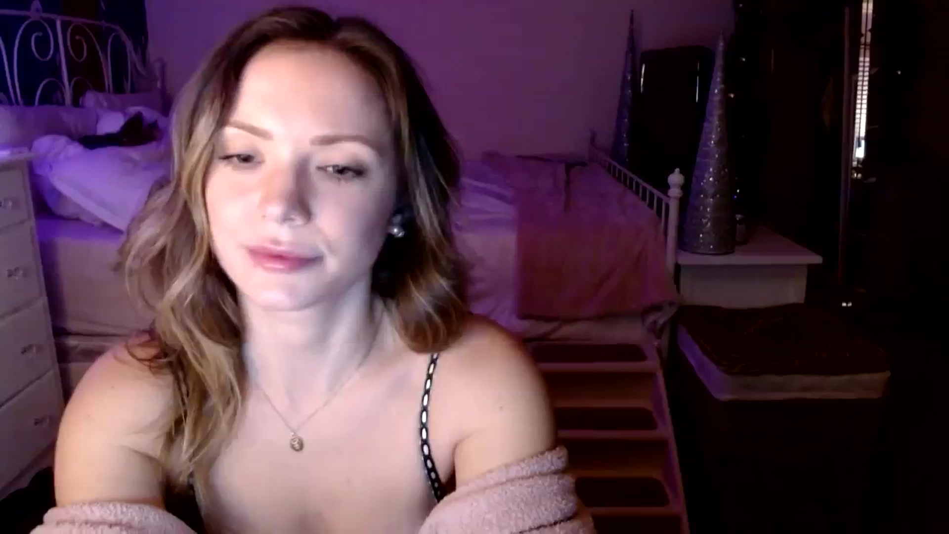 Gallery image thumbnail from MissTinsleyyx's myfreecams stream on, 12/17/2023, 09:26 image 12 of 20