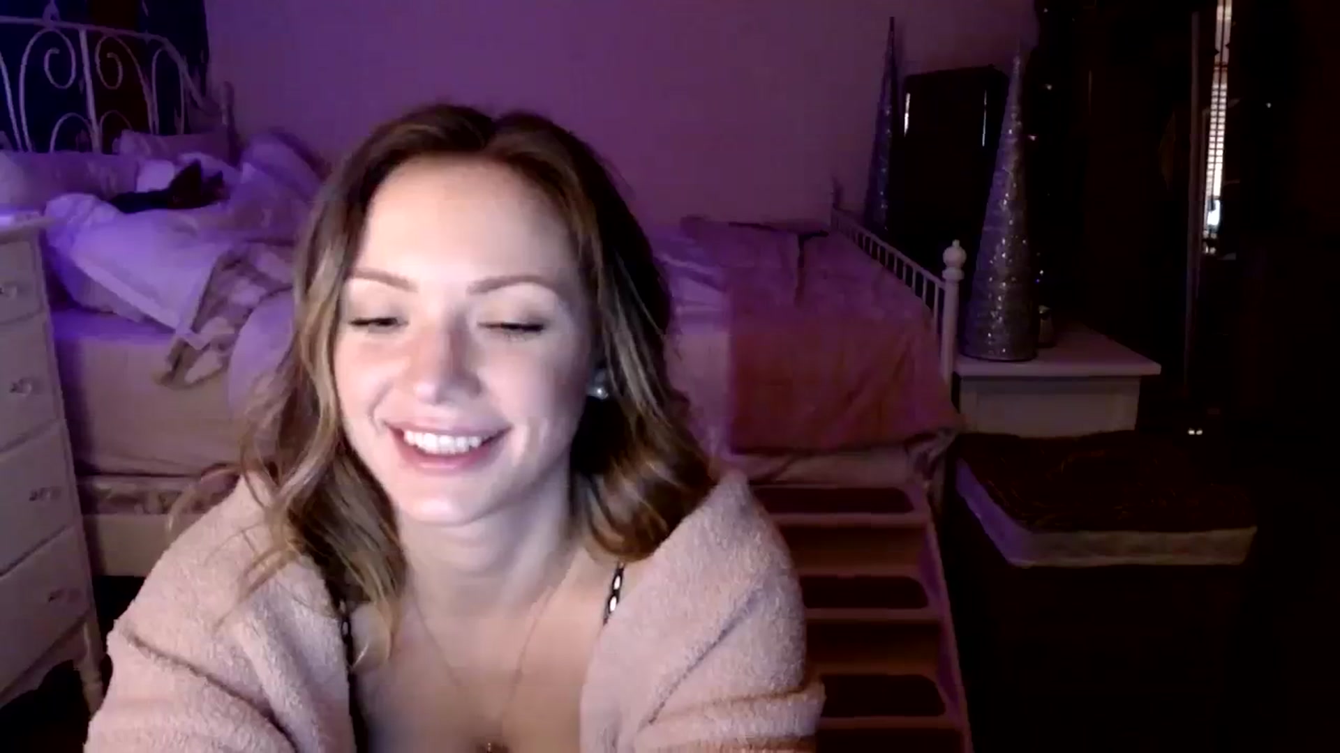 Gallery image thumbnail from MissTinsleyyx's myfreecams stream on, 12/17/2023, 09:26 image 13 of 20