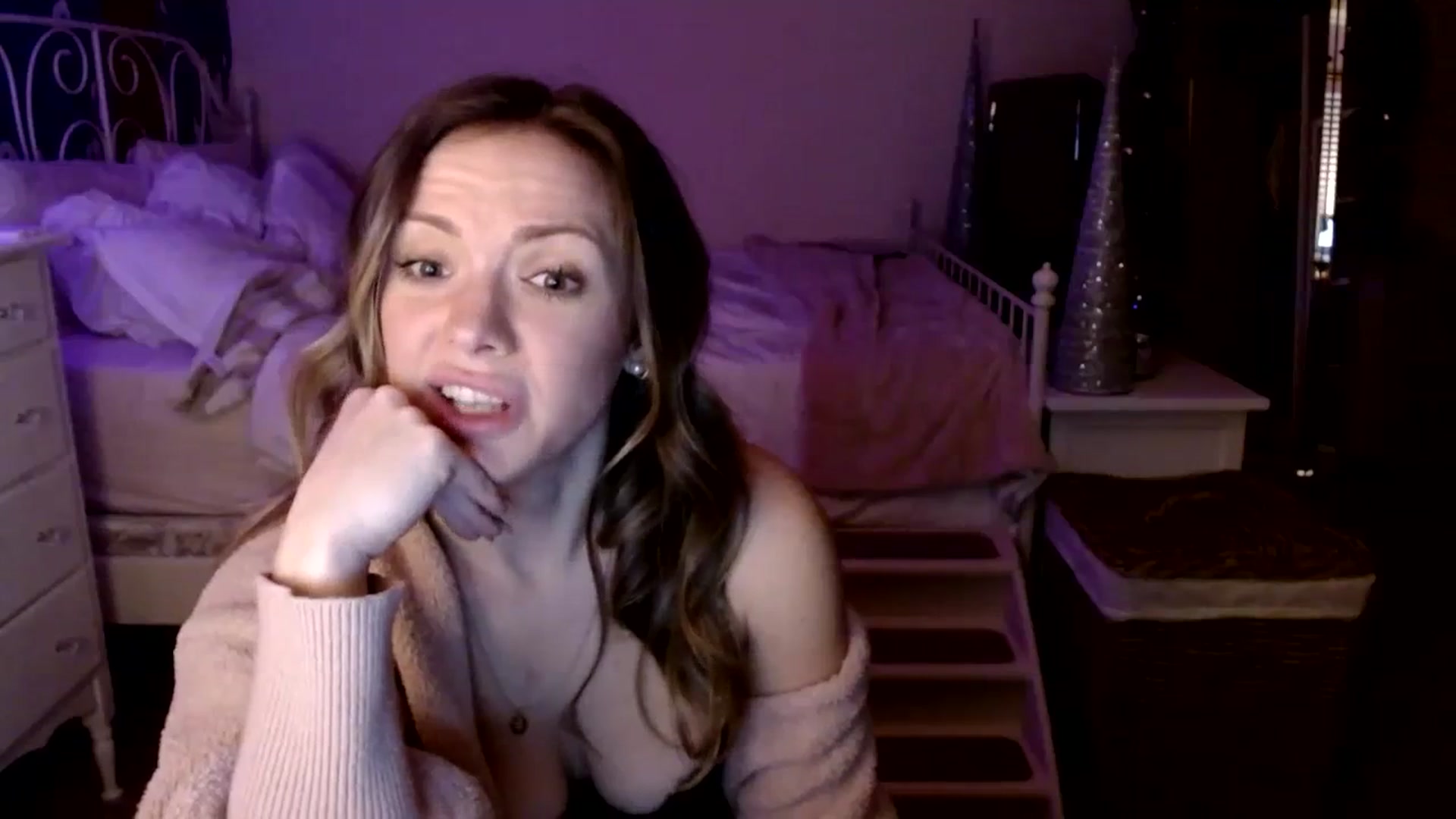 Gallery image thumbnail from MissTinsleyyx's myfreecams stream on, 12/17/2023, 12:03 image 12 of 20