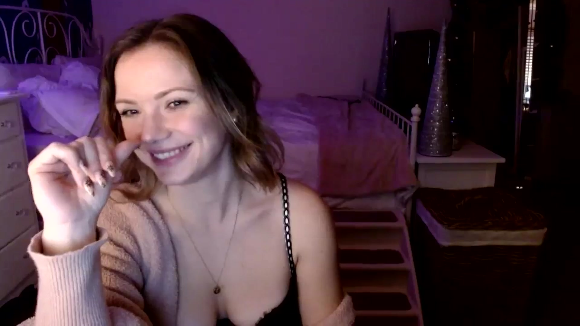 Gallery image thumbnail from MissTinsleyyx's myfreecams stream on, 12/17/2023, 12:03 image 10 of 20