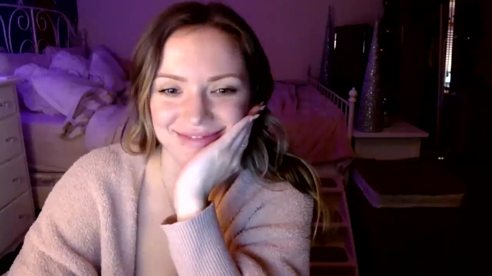 Gallery image thumbnail from MissTinsleyyx's myfreecams stream on, 12/17/2023, 12:03 image 18 of 20
