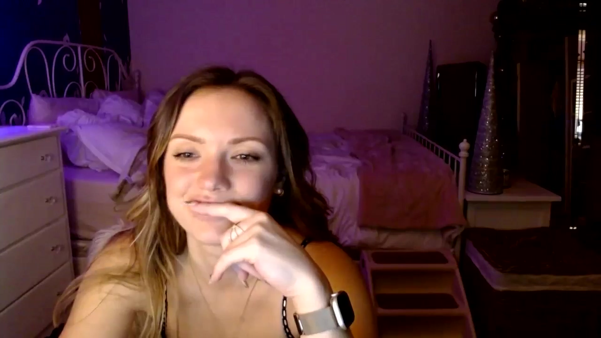 Gallery image thumbnail from MissTinsleyyx's myfreecams stream on, 12/17/2023, 12:44 image 19 of 20