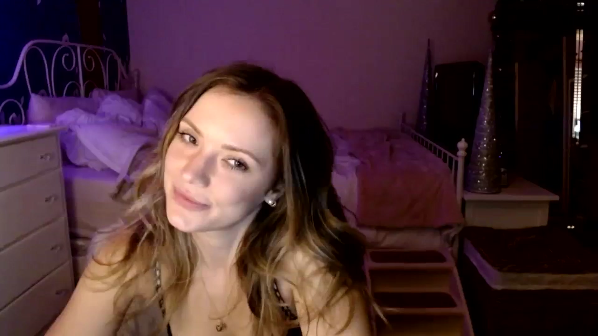 Gallery image thumbnail from MissTinsleyyx's myfreecams stream on, 12/17/2023, 12:44 image 18 of 20
