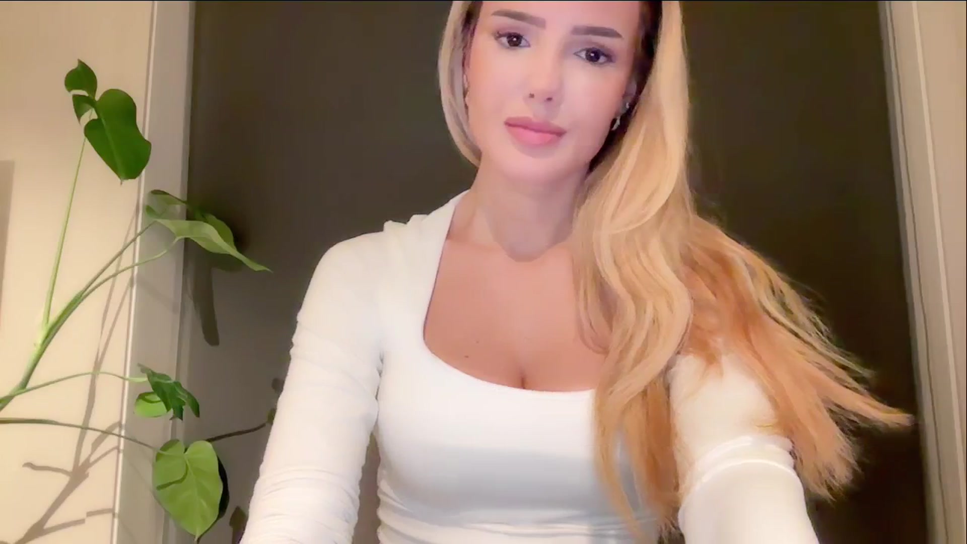 Gallery image thumbnail from MissVictoria's myfreecams stream on, 11/10/2024, 02:40 image 3 of 20
