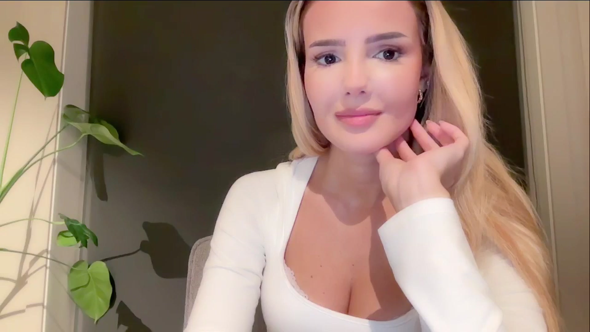 Gallery image thumbnail from MissVictoria's myfreecams stream on, 11/10/2024, 02:40 image 10 of 20
