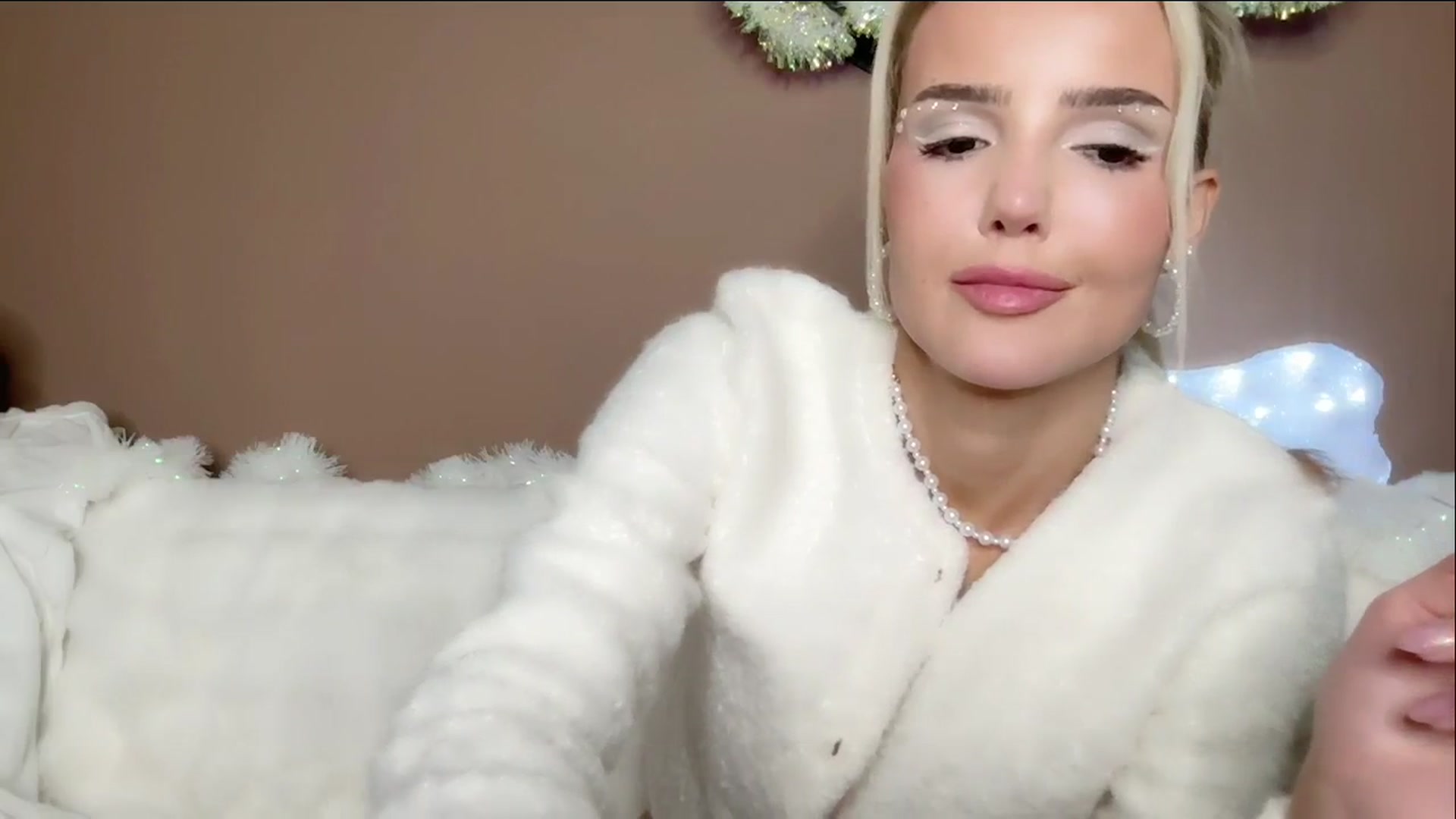 Gallery image thumbnail from MissVictoria's myfreecams stream on, 11/13/2024, 02:49 image 12 of 20