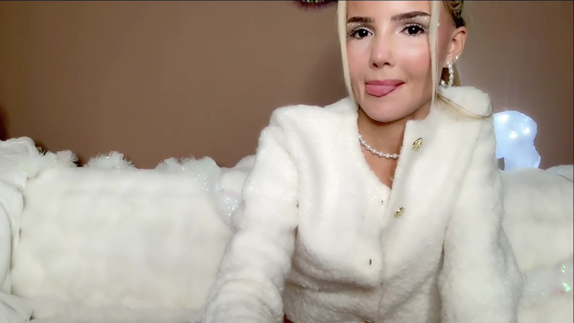 Gallery image thumbnail from MissVictoria's myfreecams stream on, 11/13/2024, 02:49 image 16 of 20
