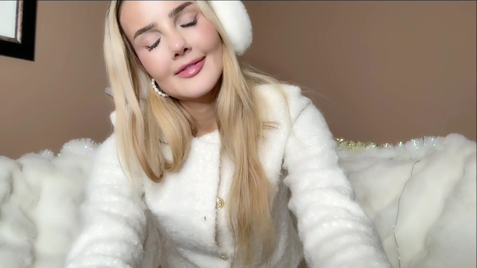 Gallery image thumbnail from MissVictoria's myfreecams stream on, 11/14/2024, 14:35 image 15 of 20