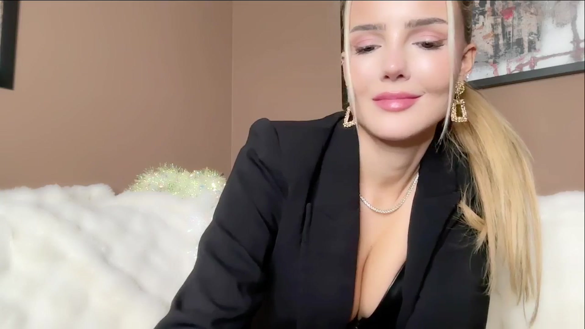 Gallery image thumbnail from MissVictoria's myfreecams stream on, 11/19/2024, 21:40 image 16 of 20