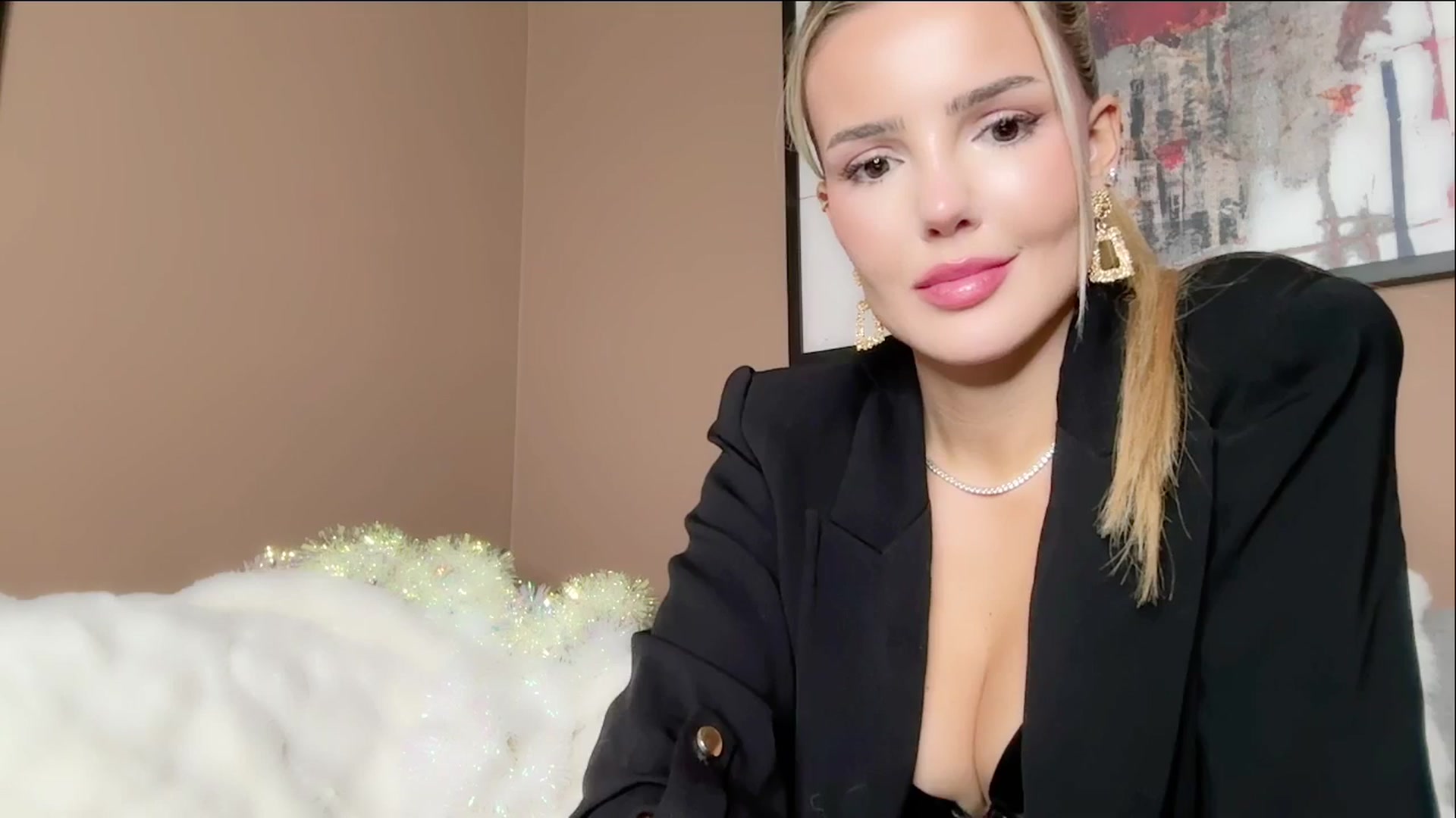 Gallery image thumbnail from MissVictoria's myfreecams stream on, 11/19/2024, 22:46 image 9 of 20