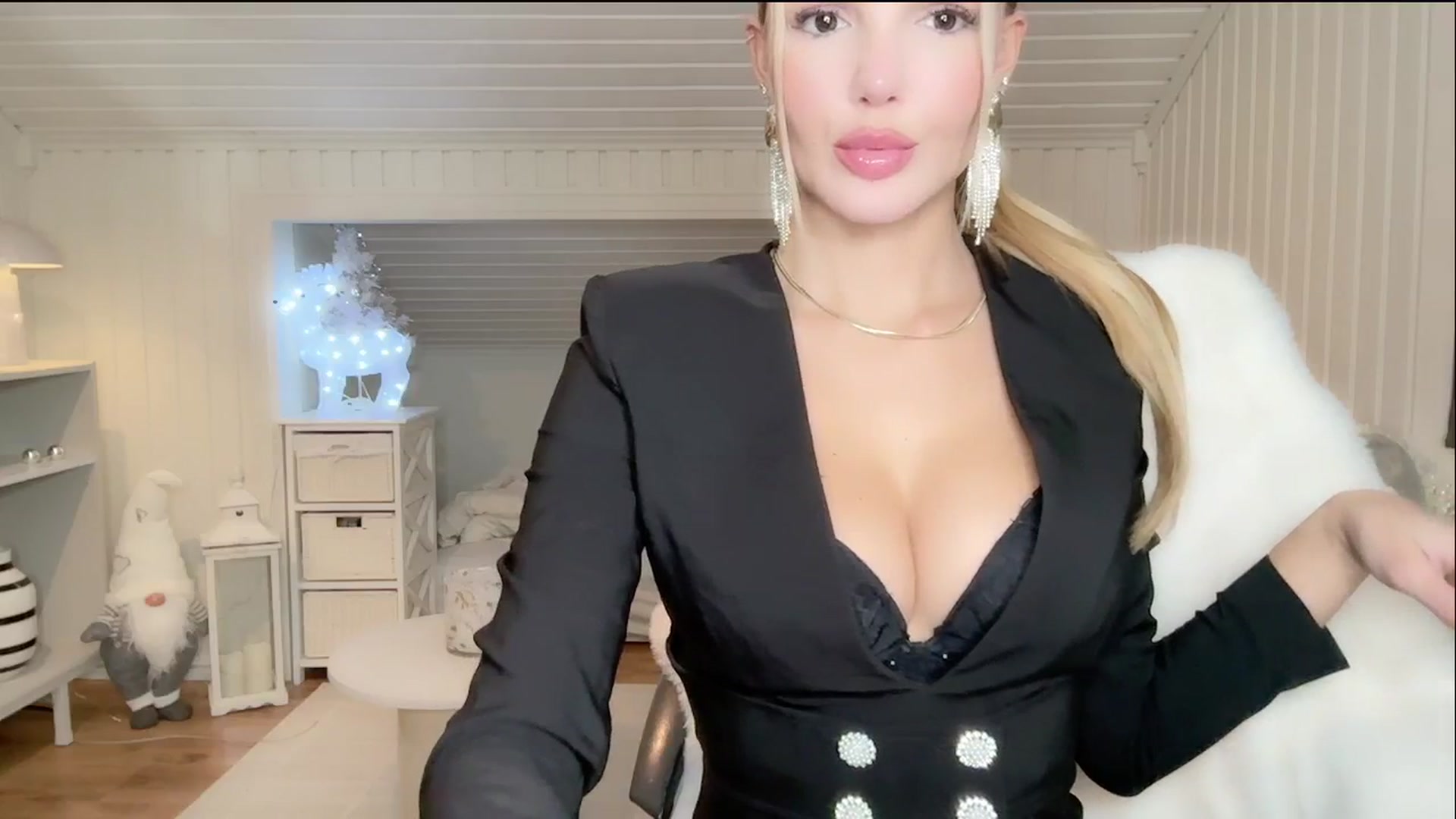 Gallery image thumbnail from MissVictoria's myfreecams stream on, 12/06/2024, 24:04 image 7 of 20
