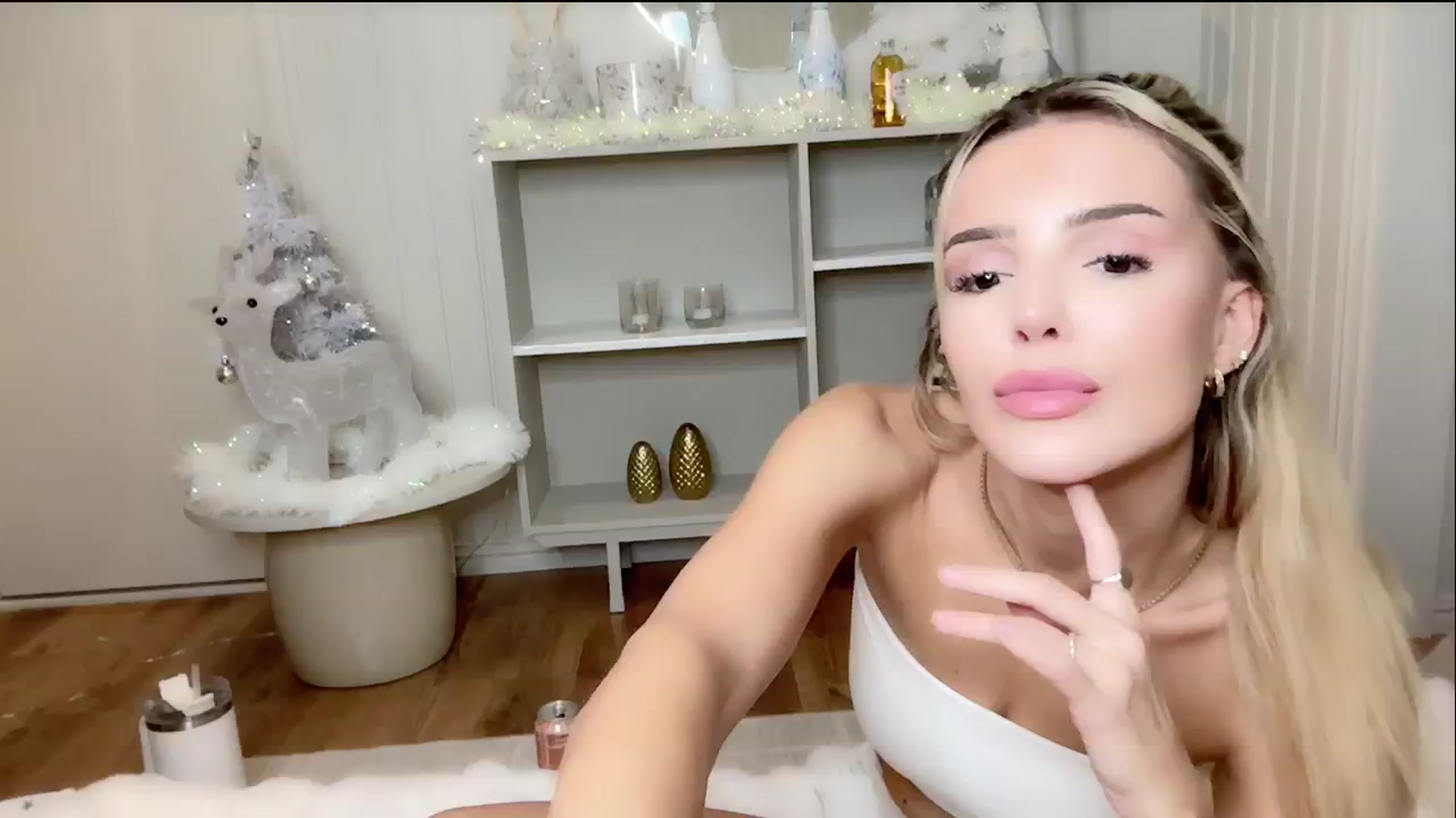Gallery image thumbnail from MissVictoria's myfreecams stream on, 12/09/2024, 21:32 image 10 of 20
