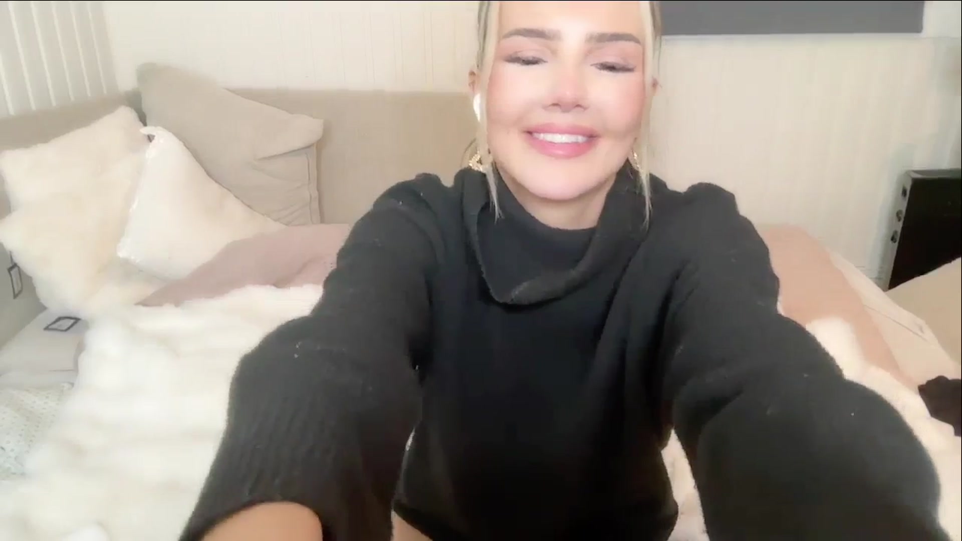 Gallery image thumbnail from MissVictoria's myfreecams stream on, 01/22/2025, 24:34 image 14 of 20
