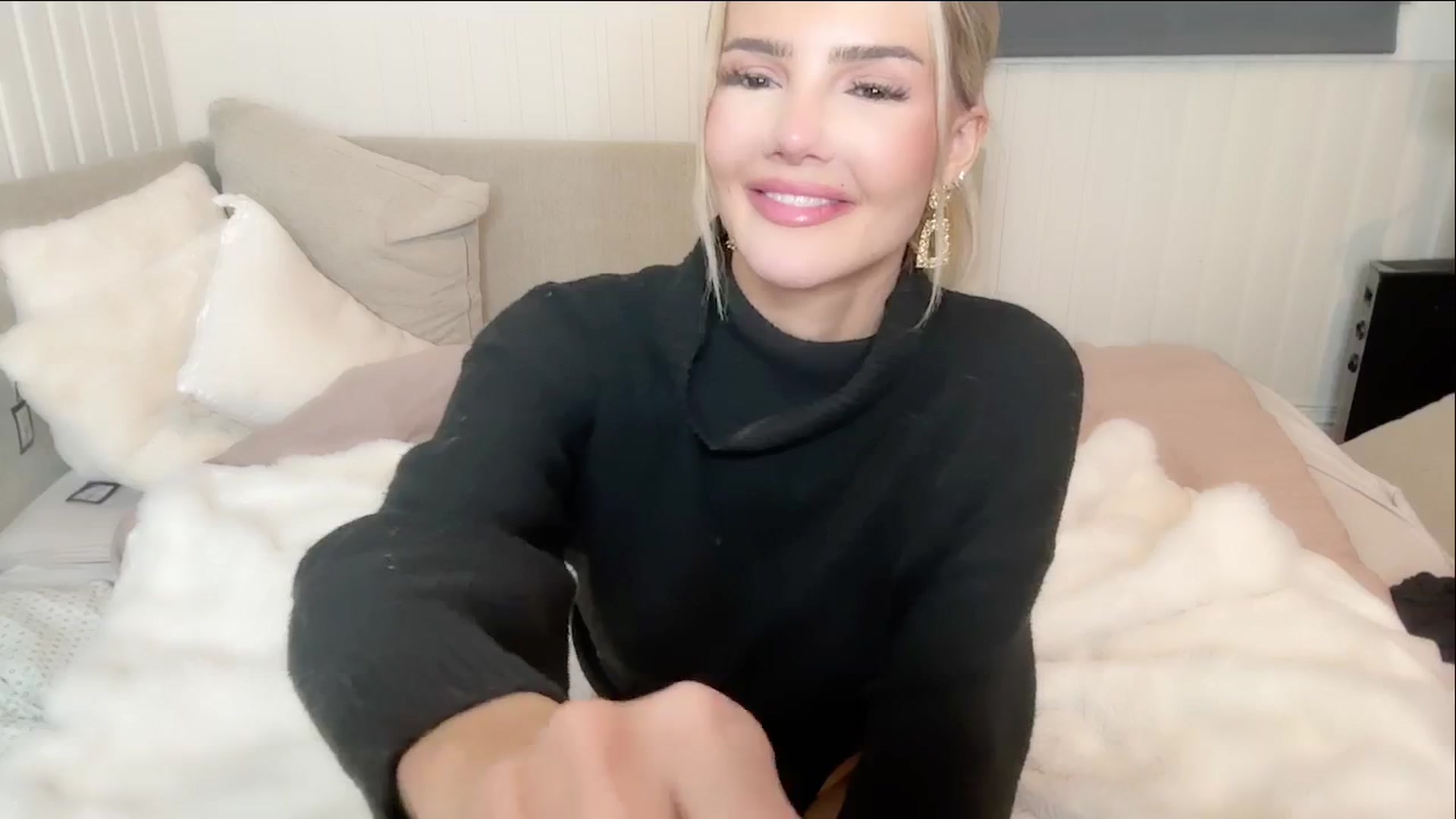 Gallery image thumbnail from MissVictoria's myfreecams stream on, 01/22/2025, 24:34 image 15 of 20