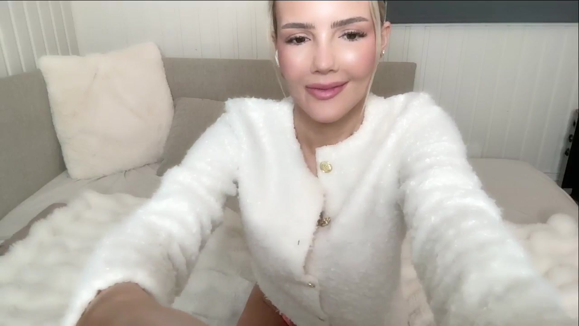 Gallery image thumbnail from MissVictoria's myfreecams stream on, 01/27/2025, 16:28 image 12 of 20