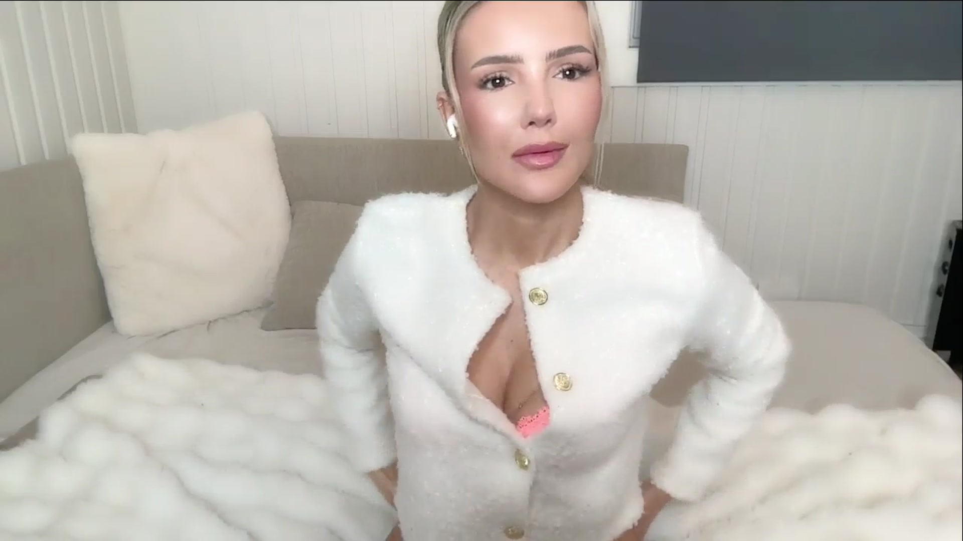 Gallery image thumbnail from MissVictoria's myfreecams stream on, 01/27/2025, 16:28 image 3 of 20