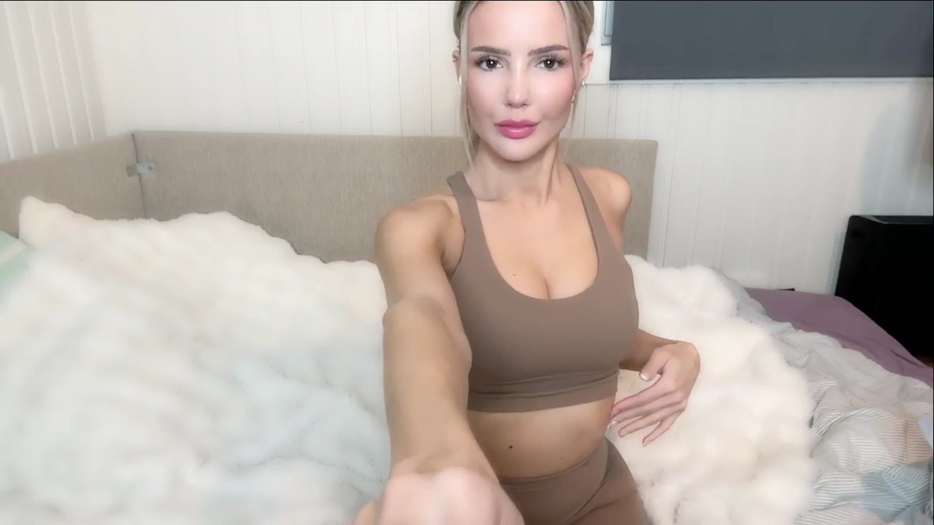 Gallery image thumbnail from MissVictoria's myfreecams stream on, 01/31/2025, 14:37 image 15 of 20
