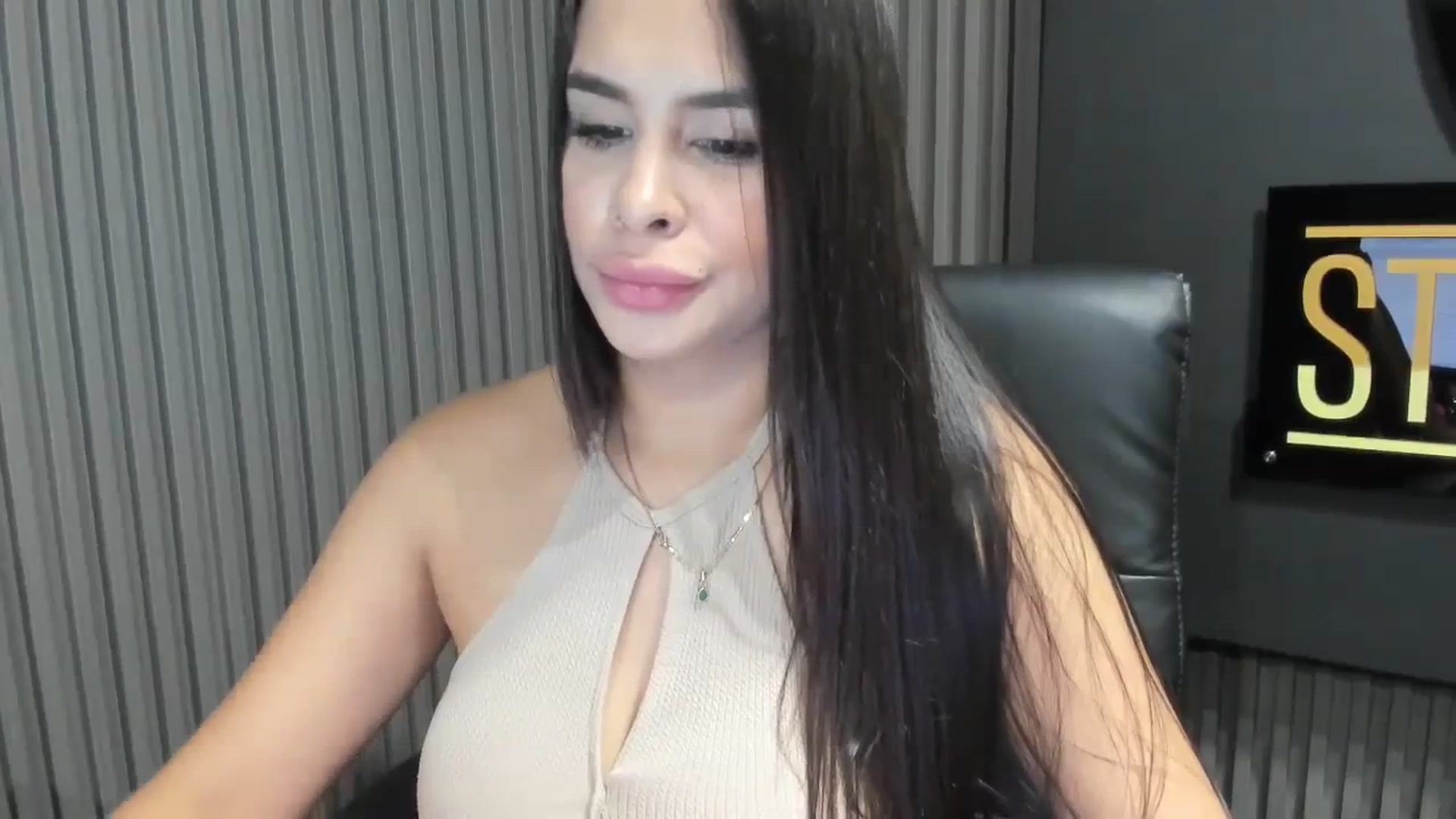 Gallery image thumbnail from Miss_Falak's myfreecams stream on, 10/12/2023, 17:12 image 12 of 20